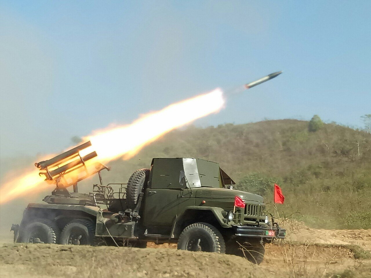 Lữ đoàn Pháo binh 16 phô diễn hỏa lực trong diễn tập. Lữ đoàn Pháo binh 16 phô diễn hỏa lực trong diễn tập.