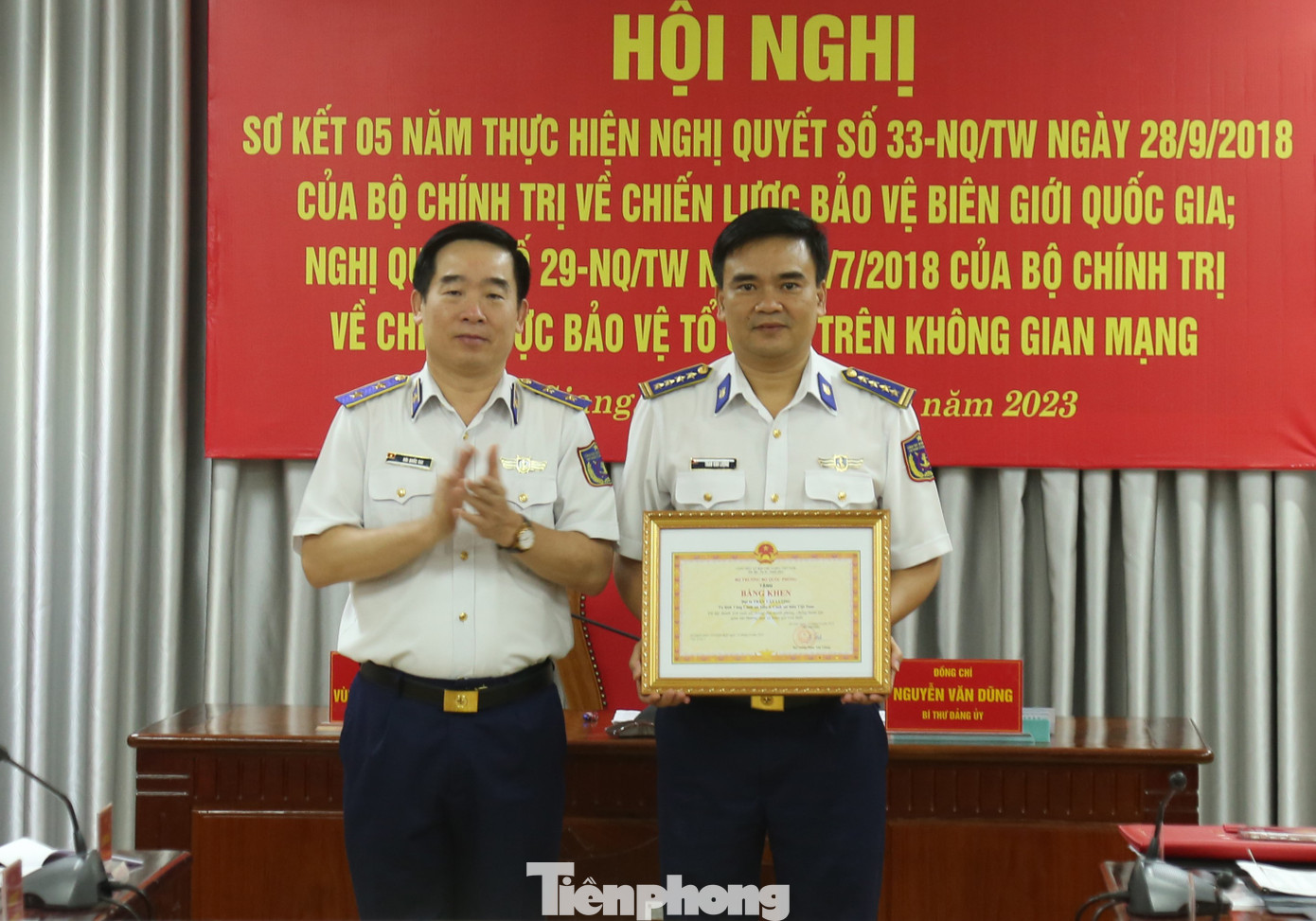 Thừa ủy quyền của Đại tướng Phan Văn Giang - Bộ trưởng Bộ Quốc phòng, Trung tướng Bùi Quốc Oai - Bí thư Đảng ủy, Chính ủy Cảnh sát biển Việt Nam trao Bằng khen của Bộ trưởng Quốc phòng tặng Đại tá Trần Văn Lượng - Tư lệnh Vùng Cảnh sát biển 4. Thừa ủy quyền của Đại tướng Phan Văn Giang - Bộ trưởng Bộ Quốc phòng, Trung tướng Bùi Quốc Oai - Bí thư Đảng ủy, Chính ủy Cảnh sát biển Việt Nam trao Bằng khen của Bộ trưởng Quốc phòng tặng Đại tá Trần Văn Lượng - Tư lệnh Vùng Cảnh sát biển 4.