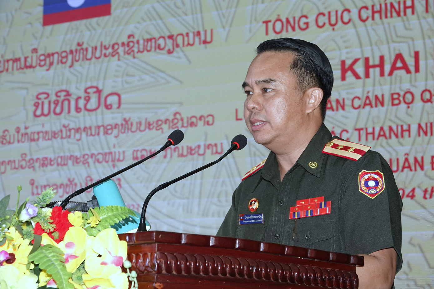 Phó phòng Tùy viên Quốc phòng Lào tại Việt Nam phát biểu tại lễ khai mạc tập huấn. Phó phòng Tùy viên Quốc phòng Lào tại Việt Nam phát biểu tại lễ khai mạc tập huấn.