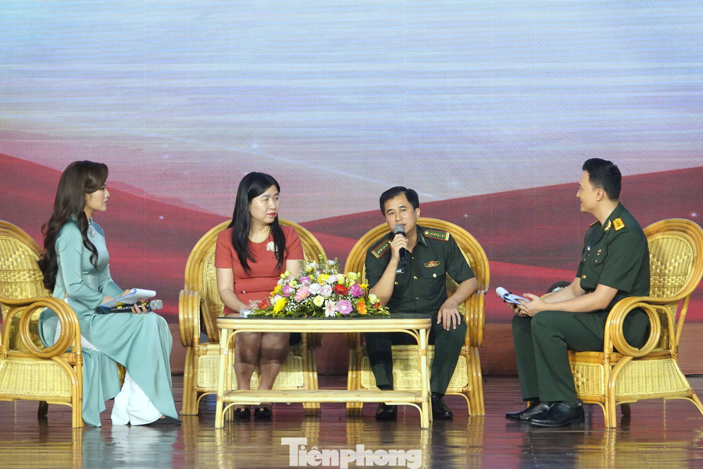 Khách mời tham dự lễ phát động chia sẻ về công tác bảo vệ, chăm sóc và giáo dục trẻ em.