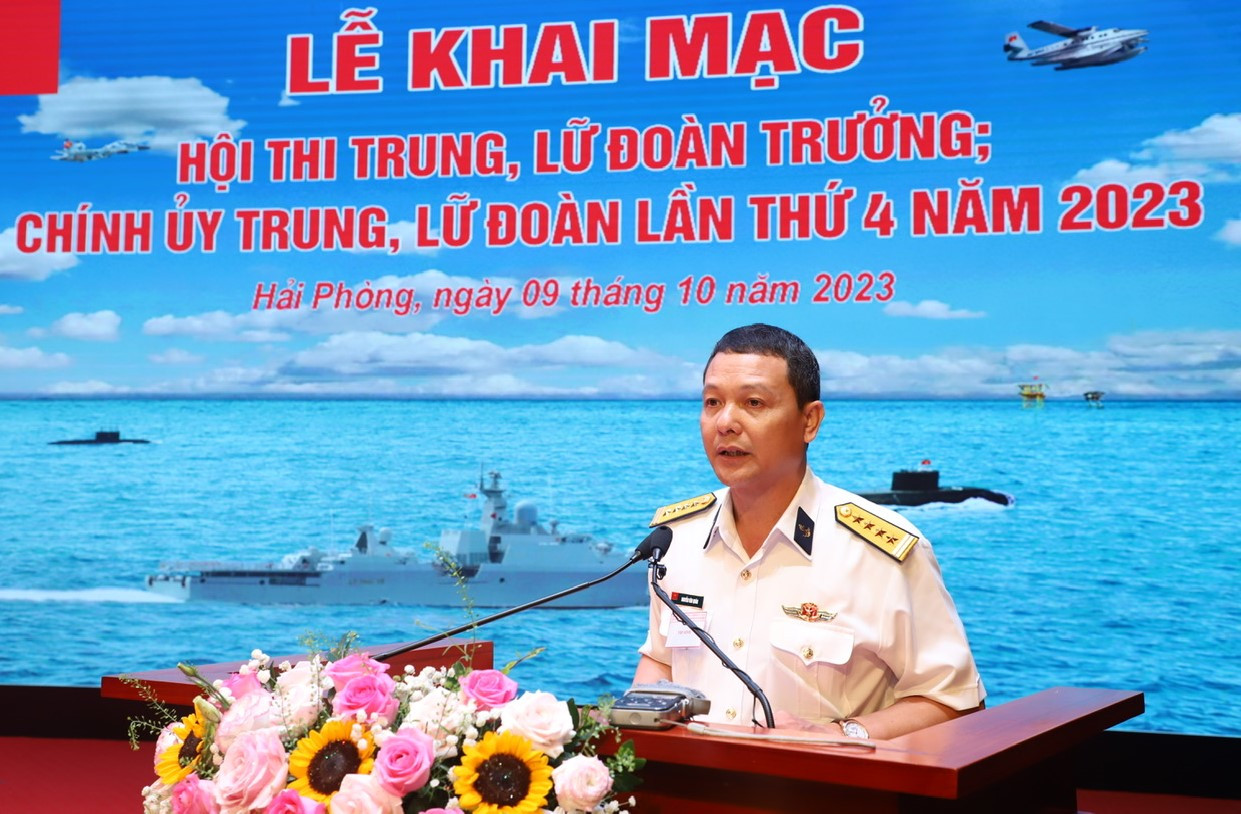 Đại tá Nguyễn Văn Quán - Lữ đoàn trưởng Lữ đoàn tàu ngầm 189,thay mặt 70 cán bộ dự thi phát biểu tại lễ khai mạc.