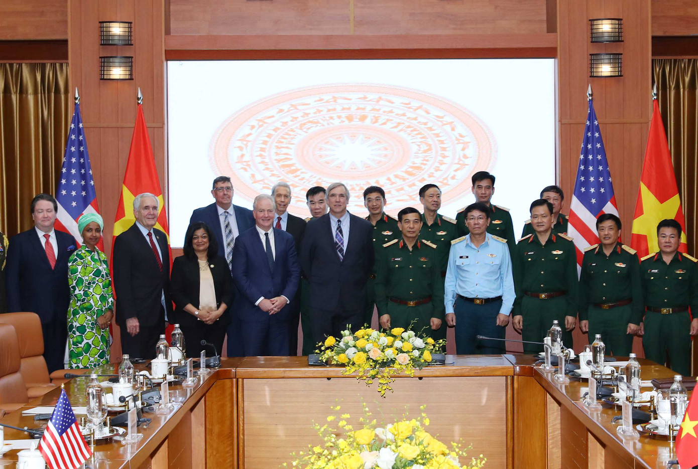 Đại tướng Phan Văn Giang và Thượng nghị sĩ Jeff Merkley cùng các đại biểu tham dự buổi tiếp. Ảnh: TTXVN Đại tướng Phan Văn Giang và Thượng nghị sĩ Jeff Merkley cùng các đại biểu tham dự buổi tiếp. Ảnh: TTXVN