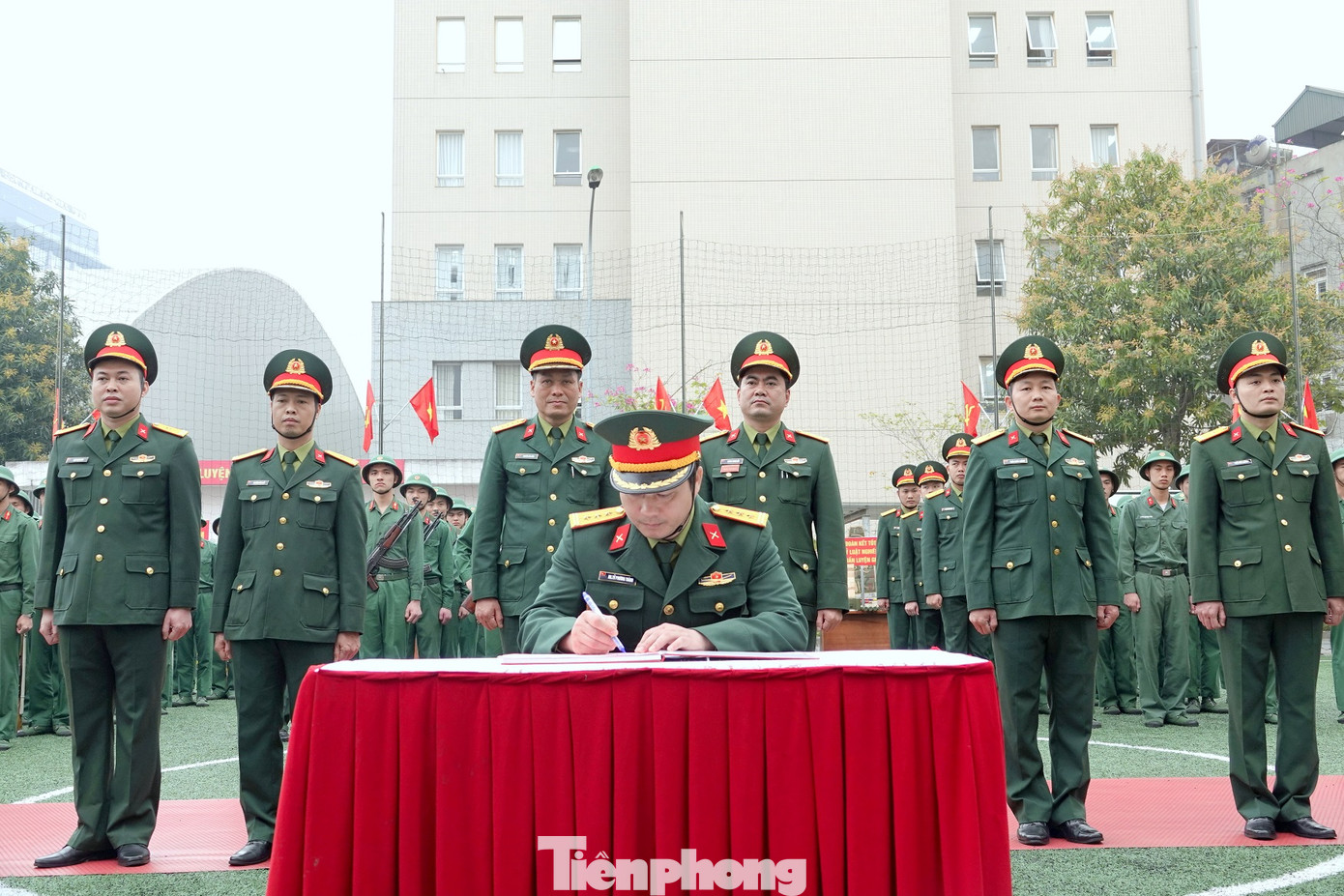 Đại diện các cơ quan, đơn vị của Đoàn 275 ký kết giao ước thi đua