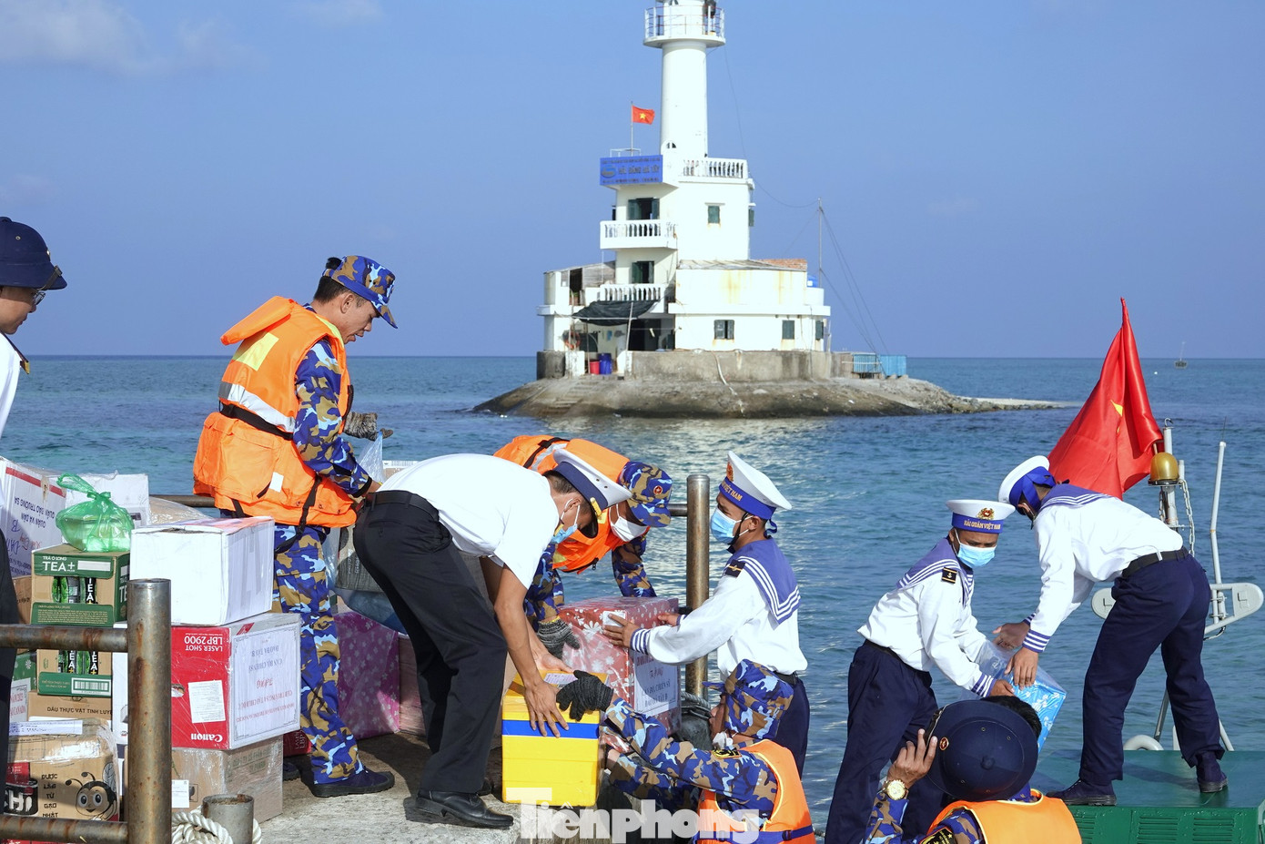 Tiếp nhận hàng hóa, quà tặng tại cầu cảng đảo Đá Tây B.