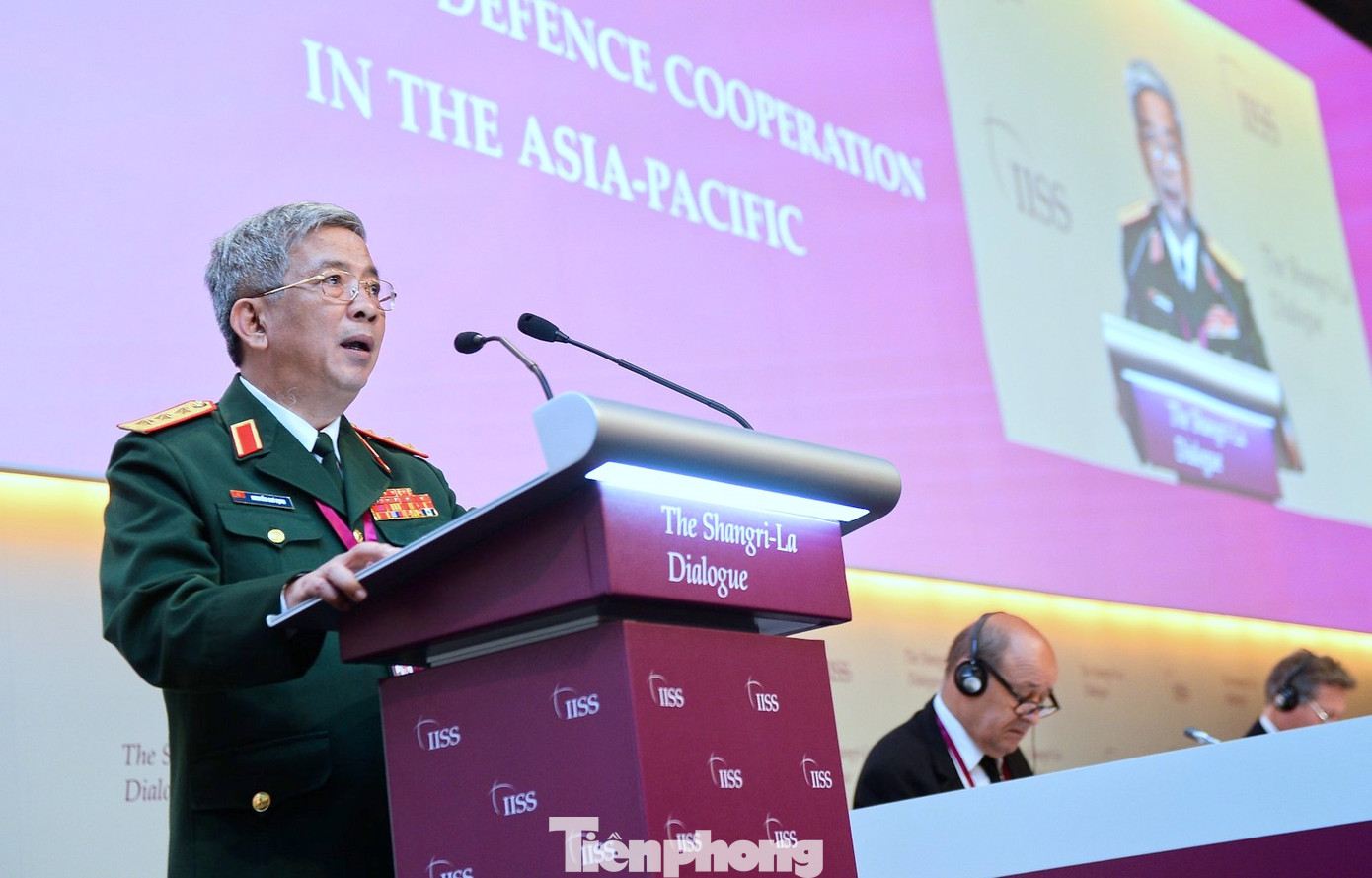 Thượng tướng Nguyễn Chí Vịnh phát biểu tại Đối thoại Shangri-La lần thứ 15, tổ chức tại Singapore, tháng 6/2016. Ảnh: B.T