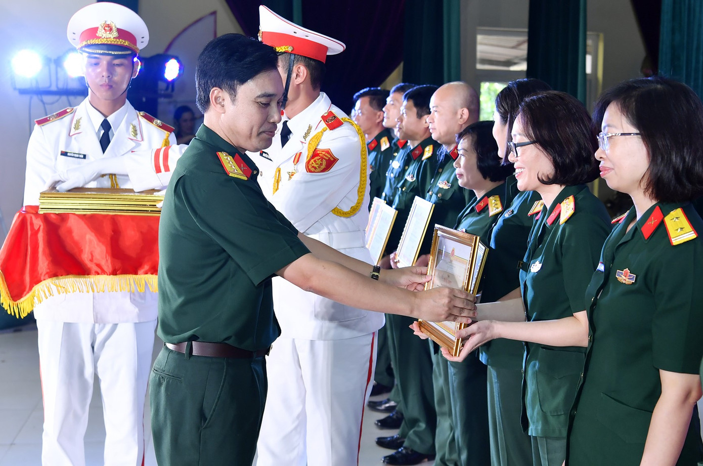 Đại tá Nguyễn Mạnh Thắng - Phó Chánh Văn phòng Tổng cục Chính trị, trao Bằng khen của Tổng cục Chính trị tặng các tập thể, cá nhân có thành tích xuất sắc trong tham gia tổ chức Hội thi cán bộ Hội phụ nữ giỏi cấp toàn quân năm 2023, khu vực phía Bắc.