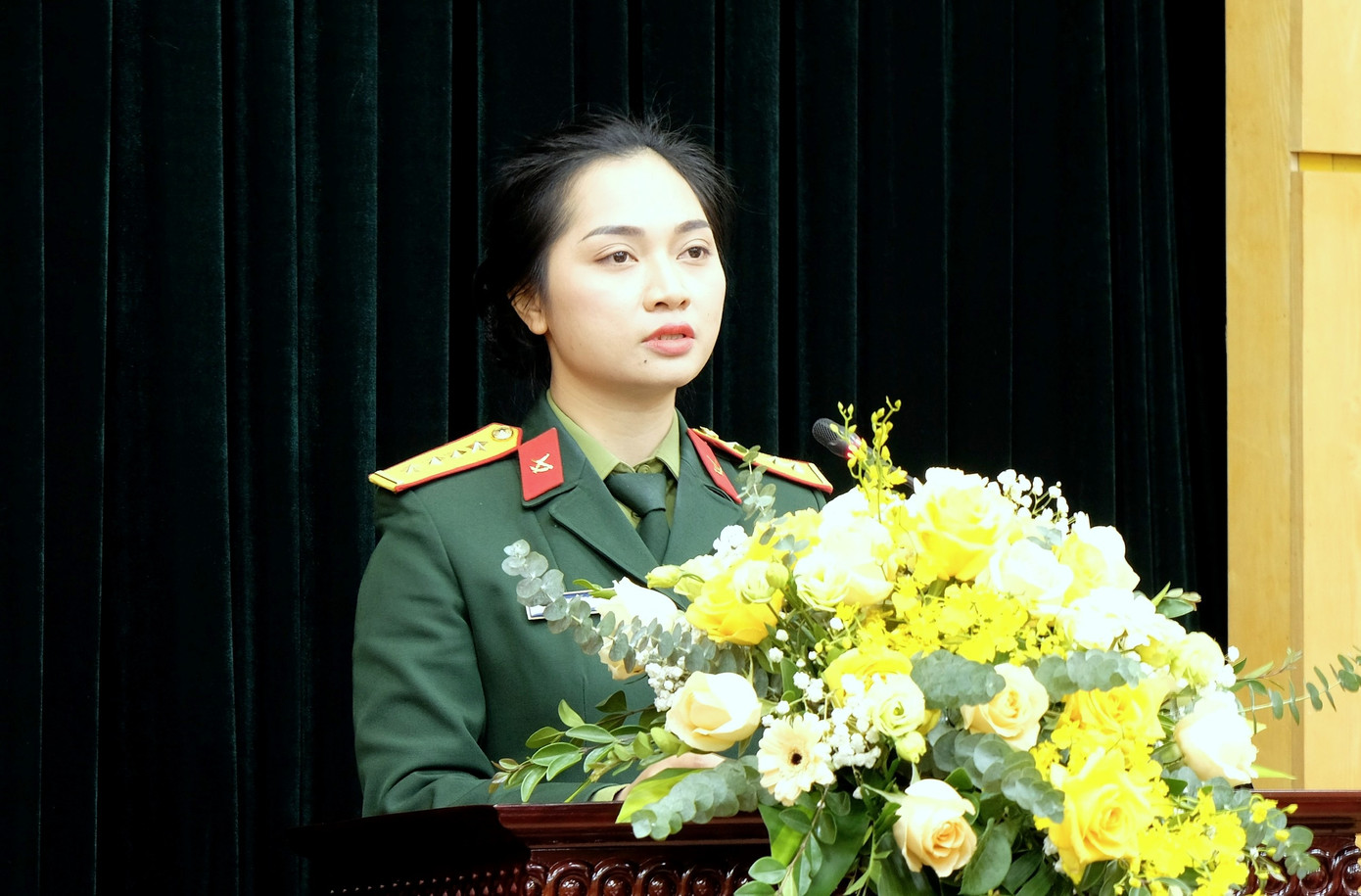 Đại úy Vũ Thị Hồng Nhung nêu ý kiến tại tọa đàm. Đại úy Vũ Thị Hồng Nhung nêu ý kiến tại tọa đàm.