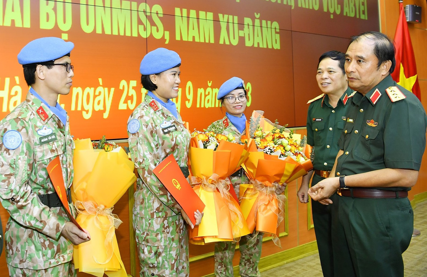 Thượng tướng Phùng Sĩ Tấn trò chuyện, động viên 3 sĩ quan trước khi rời Việt Nam đi làm nhiệm vụ GGHB LHQ. Thượng tướng Phùng Sĩ Tấn trò chuyện, động viên 3 sĩ quan trước khi rời Việt Nam đi làm nhiệm vụ GGHB LHQ.