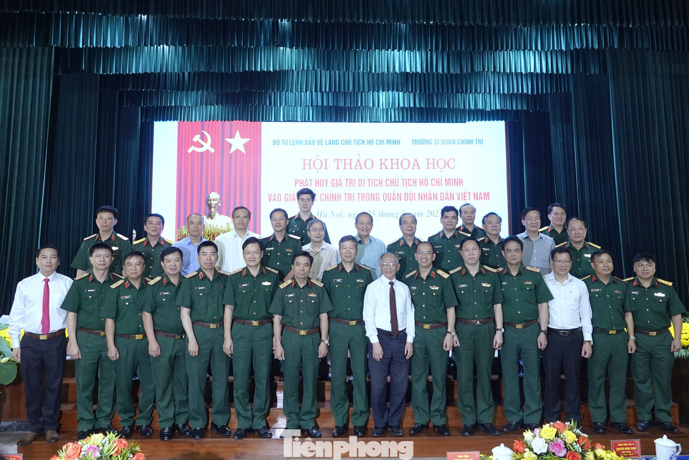 Đoàn Chủ tịch hội thảo và các đại biểu tham dự hội thảo.