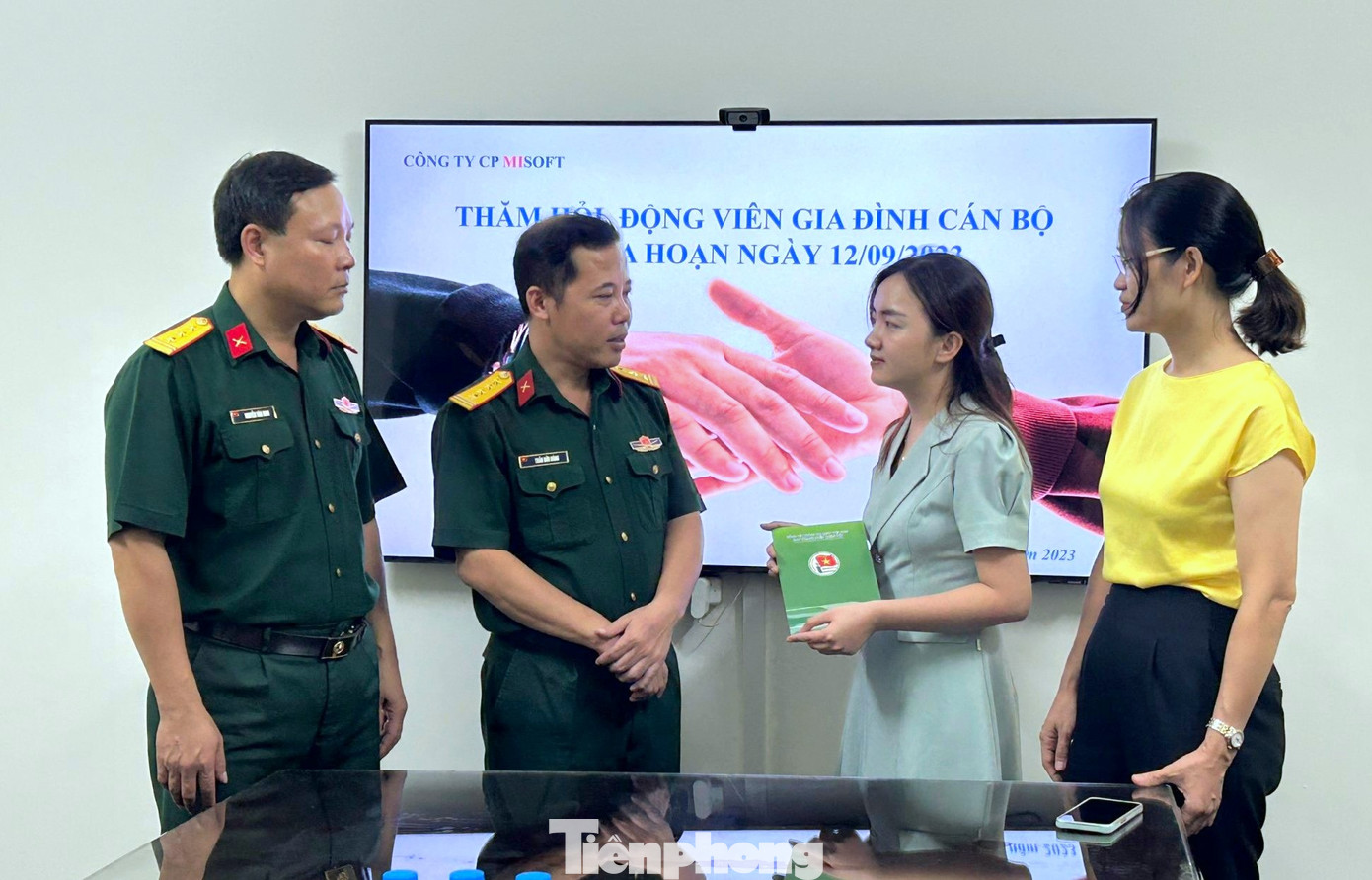 Đoàn công tác Ban Thanh niên Quân đội đã thăm hỏi, chia sẻ với nỗi đau thương, mất mát mà các gia đình nạn nhân phải gánh chịu. Đồng thời mong muốn các gia đình sớm ổn định tâm lý, vượt qua khó khăn mất mát, ổn định cuộc sống. Đoàn công tác Ban Thanh niên Quân đội đã thăm hỏi, chia sẻ với nỗi đau thương, mất mát mà các gia đình nạn nhân phải gánh chịu. Đồng thời mong muốn các gia đình sớm ổn định tâm lý, vượt qua khó khăn mất mát, ổn định cuộc sống.