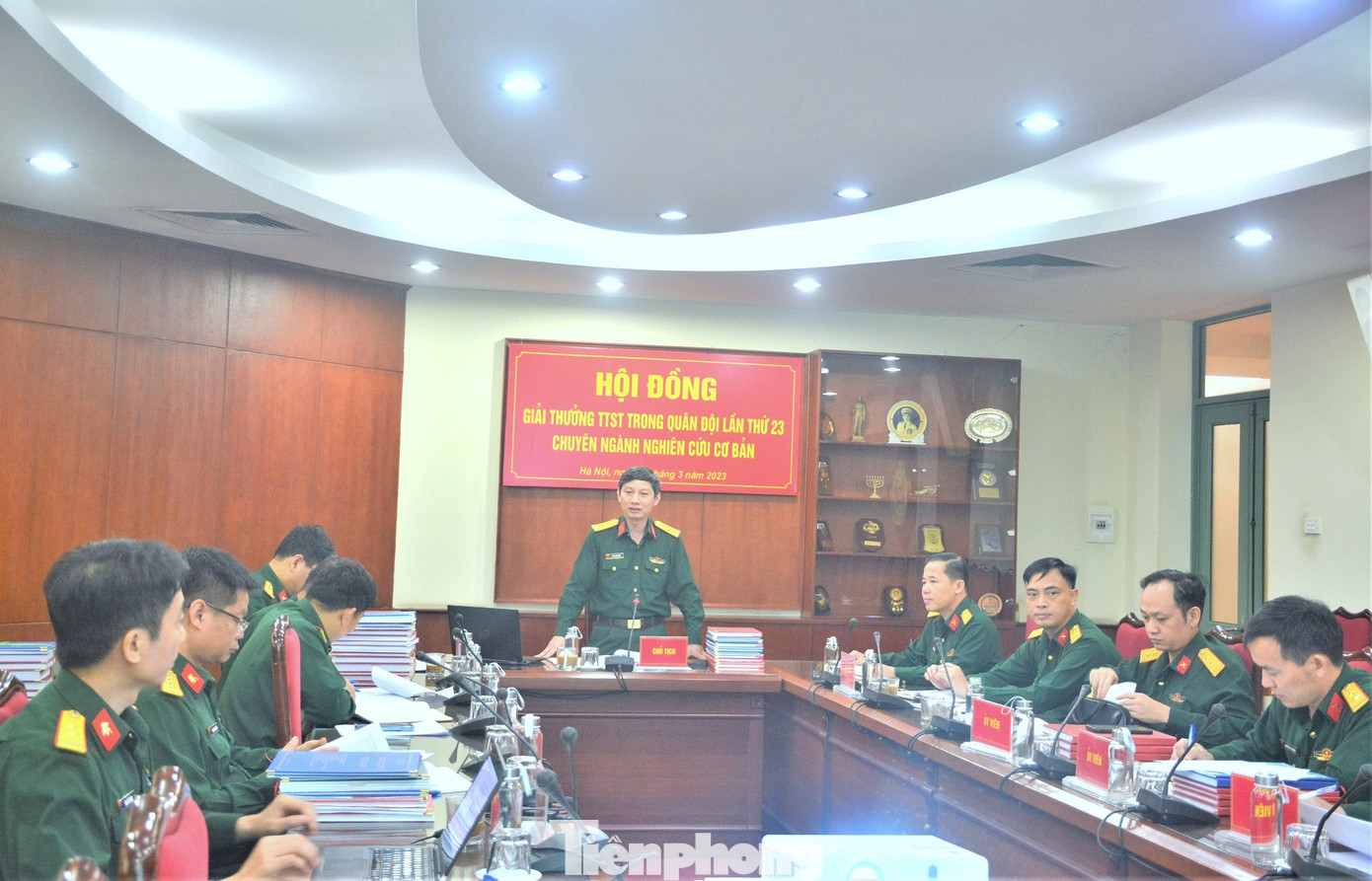 Hội đồng Giải thưởng TTST trong Quân đội lần thứ 23 chuyên ngành Nghiên cứu cơ bản tiến hành thẩm định, đánh giá các công trình tham gia Giải thưởng TTST trong Quân đội lần thứ 23.