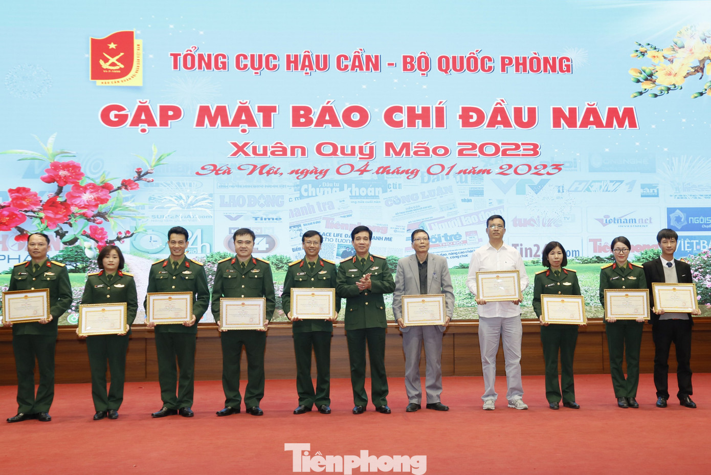 Nhân dịp này, Chủ nhiệm Tổng cục Hậu cần đã có quyết định tặng Bằng khen cho các tập thể, cá nhân có nhiều thành tích trong công tác phối hợp tuyên truyền năm 2022. Ảnh: PV