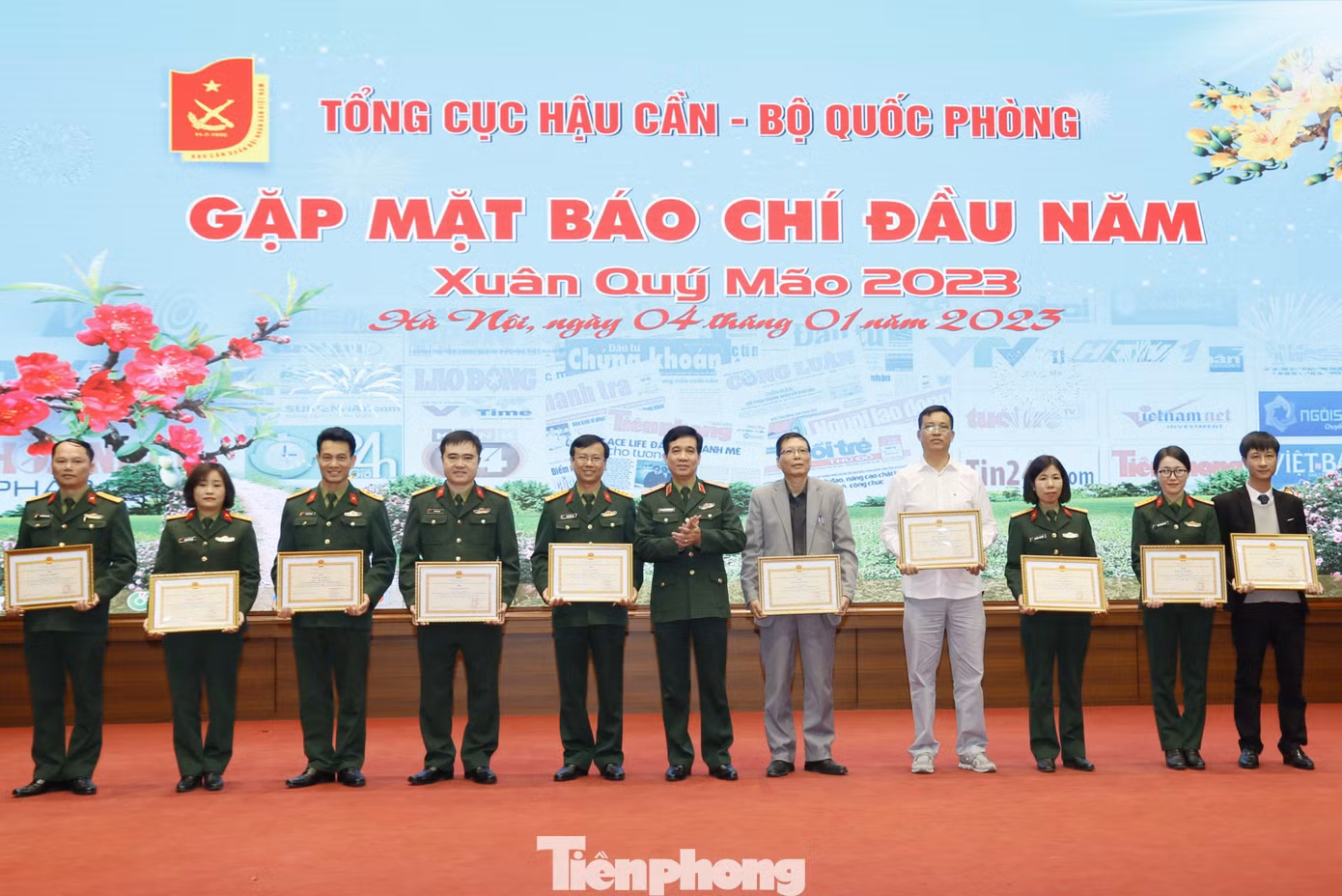 Nhân dịp này, Chủ nhiệm Tổng cục Hậu cần đã có quyết định tặng Bằng khen cho các tập thể, cá nhân có nhiều thành tích trong công tác phối hợp tuyên truyền năm 2022. Ảnh: PV
