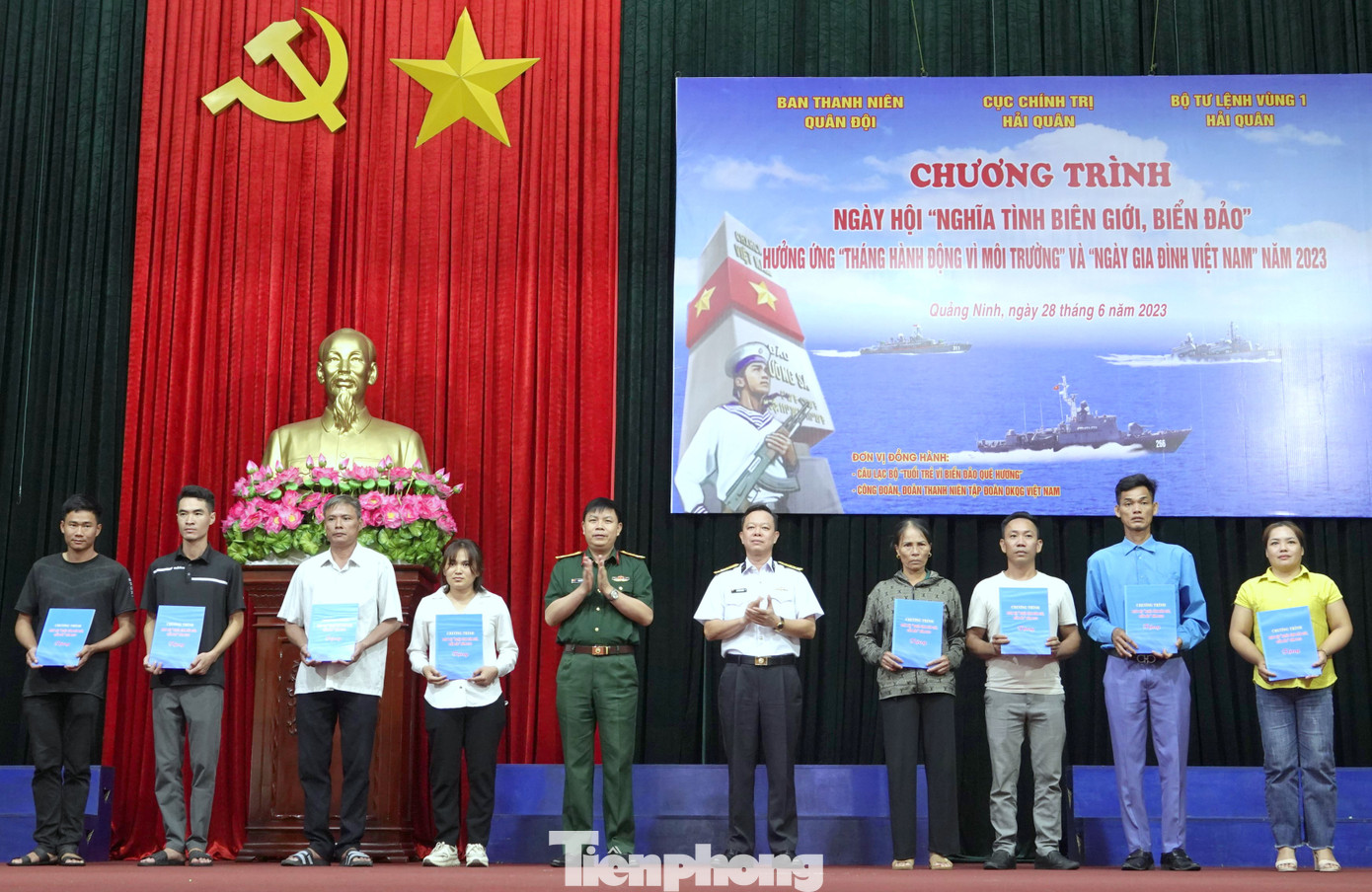 Đại tá Trần Viết Năng - Trưởng ban Thanh niên Quân đội và Đại tá Vũ Hữu Kiêm - Phó Chính ủy Vùng 1 Hải quân trao quà tặng gia đình chính sách, gia đình có hoàn cảnh khó khăn và ngư dân trên địa bàn Lữ đoàn 170 (Vùng 1 Hải quân) đóng quân.