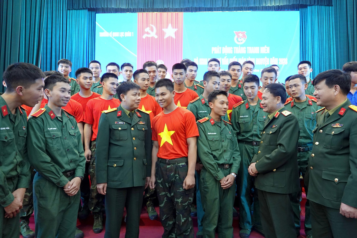 Lãnh đạo Trường SQLQ 1 và Ban Thanh niên Quân đội trao đổi với ĐVTN nhà trường về Tháng Thanh niên Lãnh đạo Trường SQLQ 1 và Ban Thanh niên Quân đội trao đổi với ĐVTN nhà trường về Tháng Thanh niên