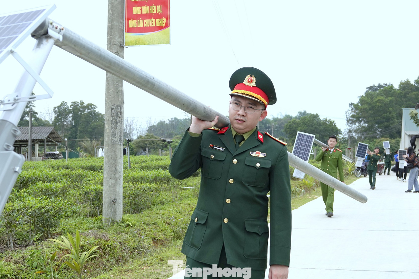 Vận chuyển hệ thống đèn ra khu vực lắp đặt