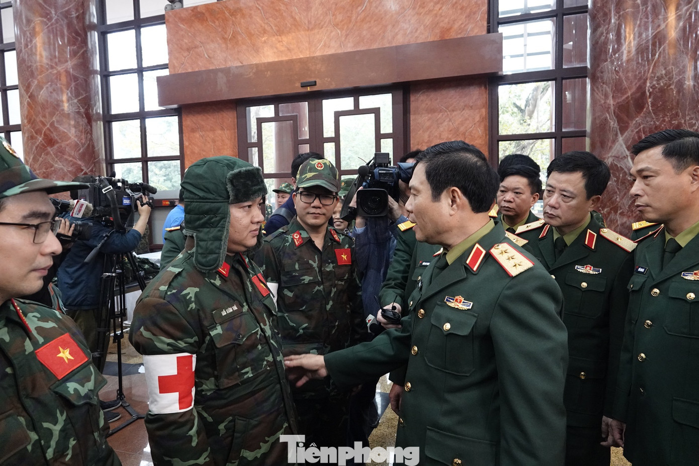 Tổng Tham mưu trưởng Nguyễn Tân Cương kiểm tra quân tư trang và động viên các quân nhân thuộc Tổng cục Hậu cần chuẩn bị lên đường hỗ trợ người dân và đất nước Thổ Nhĩ Kỳ. Ảnh: Nguyễn Minh