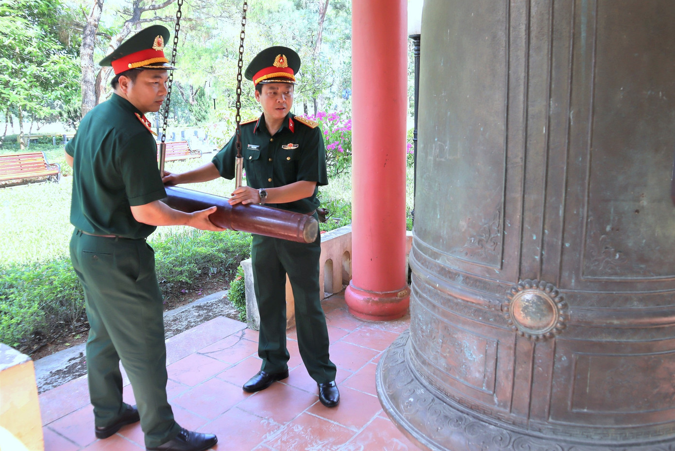 Lãnh đạo đoàn công tác của Học viện Kỹ thuật Quân sự thỉnh chuông tại Nghĩa trang Liệt sĩ Quốc gia Trường Sơn.