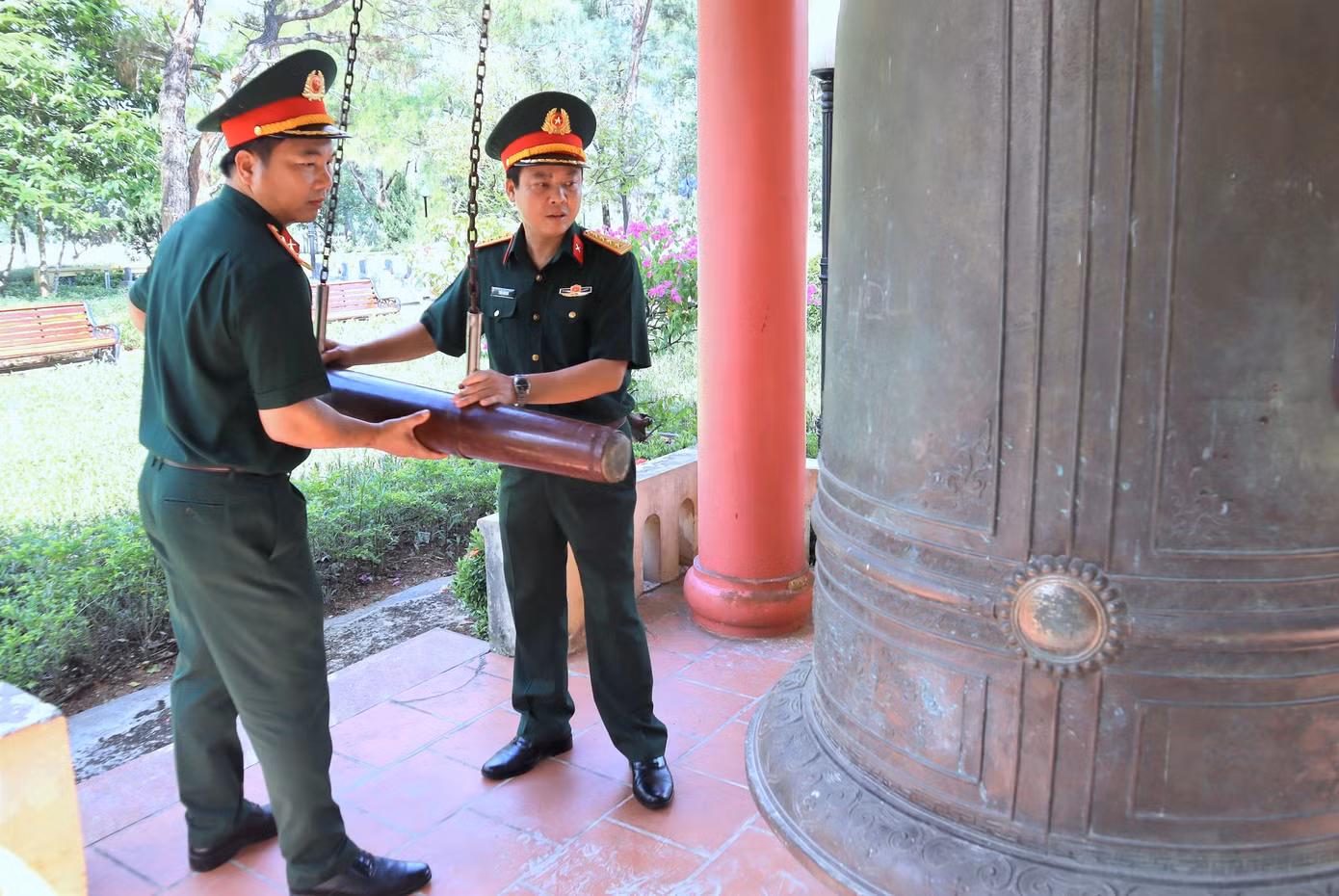 Lãnh đạo đoàn công tác của Học viện Kỹ thuật Quân sự thỉnh chuông tại Nghĩa trang Liệt sĩ Quốc gia Trường Sơn. Lãnh đạo đoàn công tác của Học viện Kỹ thuật Quân sự thỉnh chuông tại Nghĩa trang Liệt sĩ Quốc gia Trường Sơn.