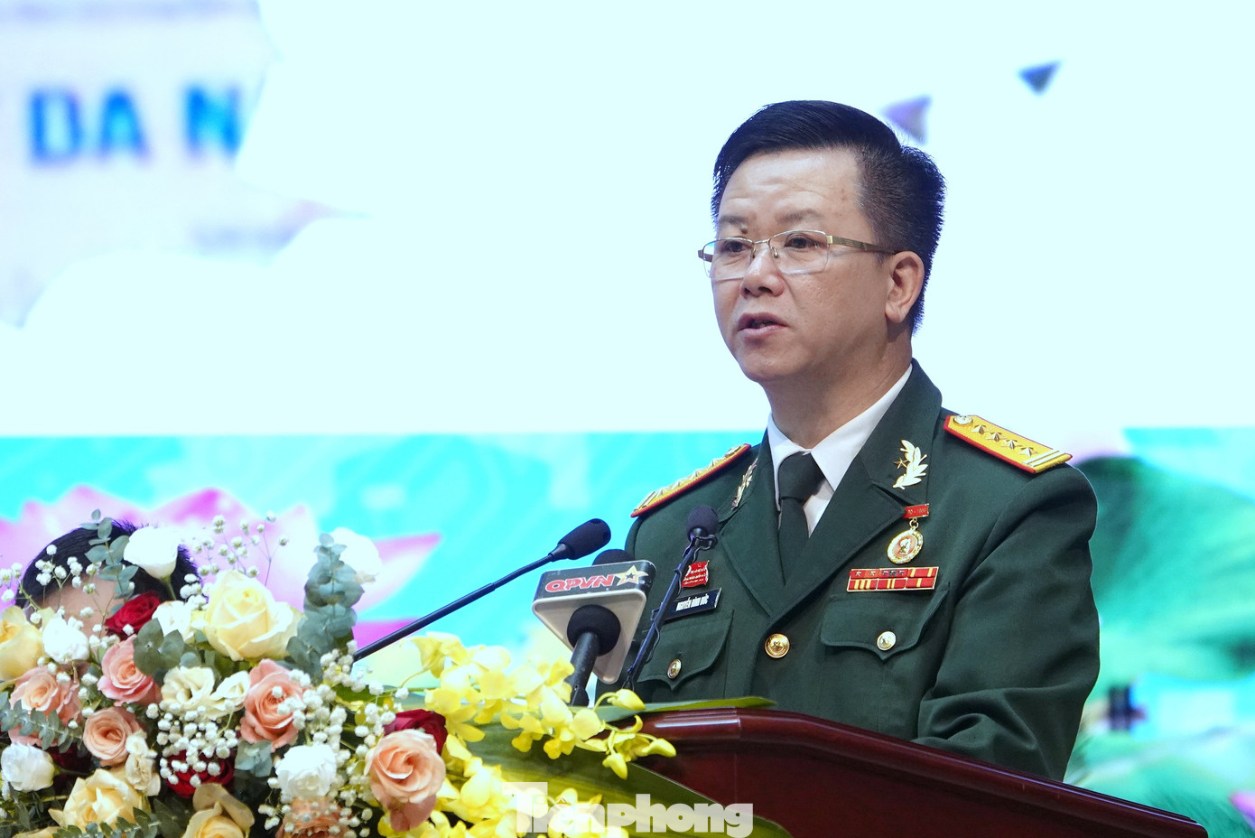 Đại tá Nguyễn Đình Đức - Trưởng ban Công đoàn Quốc phòng, trình bày báo cáo tóm tắt dự thảo Báo cáo chính trị của Tổng cục Chính trị tại Đại hội. Đại tá Nguyễn Đình Đức - Trưởng ban Công đoàn Quốc phòng, trình bày báo cáo tóm tắt dự thảo Báo cáo chính trị của Tổng cục Chính trị tại Đại hội.