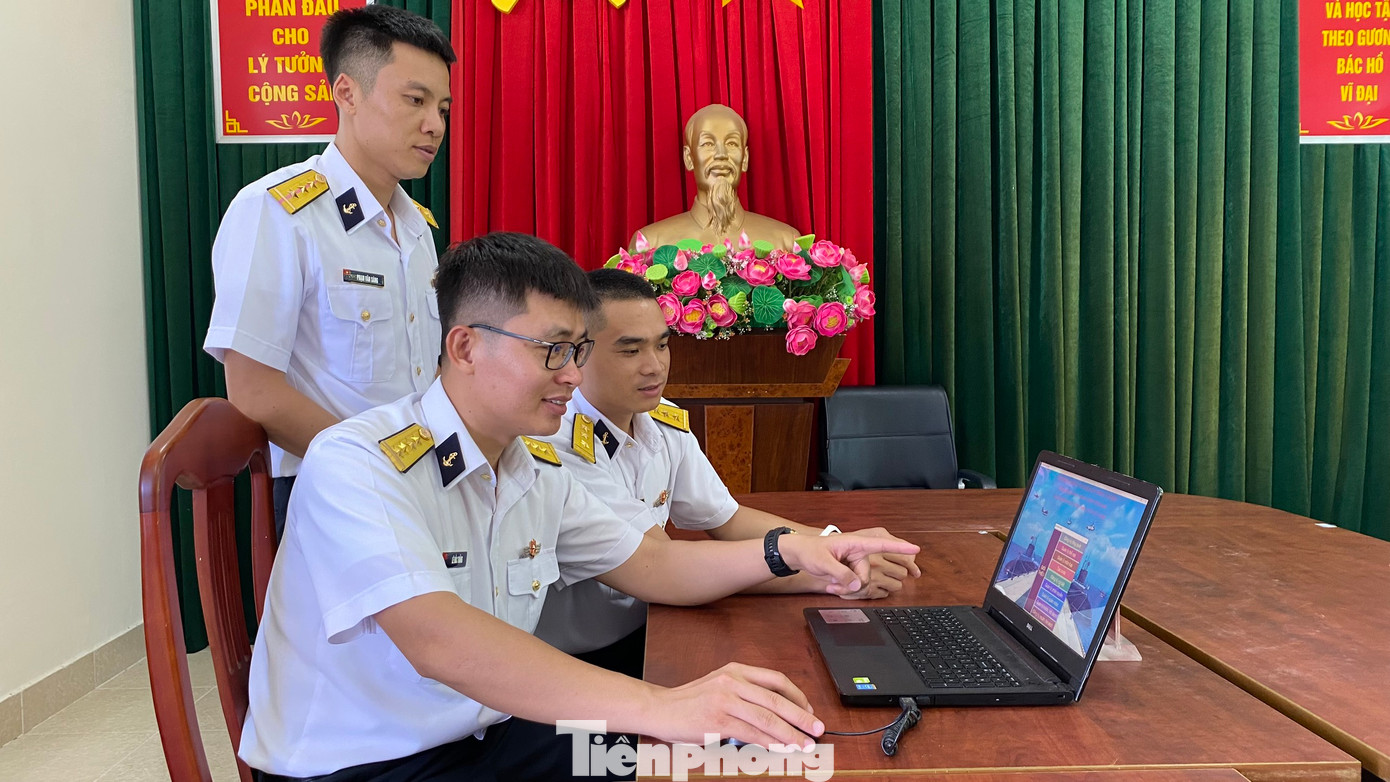 Đại úy Lê Đắc Thắng (SN 1990) - Trưởng ban Tuyên huấn, Phòng Chính trị Lữ đoàn Tàu ngầm 189 trao đổi về sáng kiến “Phần mềm quản lý thư viện cấp trung, lữ đoàn” với các đồng đội. Đại úy Lê Đắc Thắng (SN 1990) - Trưởng ban Tuyên huấn, Phòng Chính trị Lữ đoàn Tàu ngầm 189 trao đổi về sáng kiến “Phần mềm quản lý thư viện cấp trung, lữ đoàn” với các đồng đội.