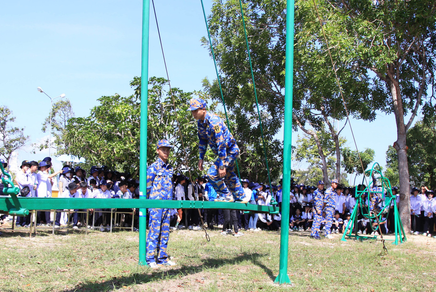 Học sinh Trường THCS Nguyễn Du trải nghiệm thực tế bộ đội Hải quân luyện tập các môn thể thao đặc chủng.