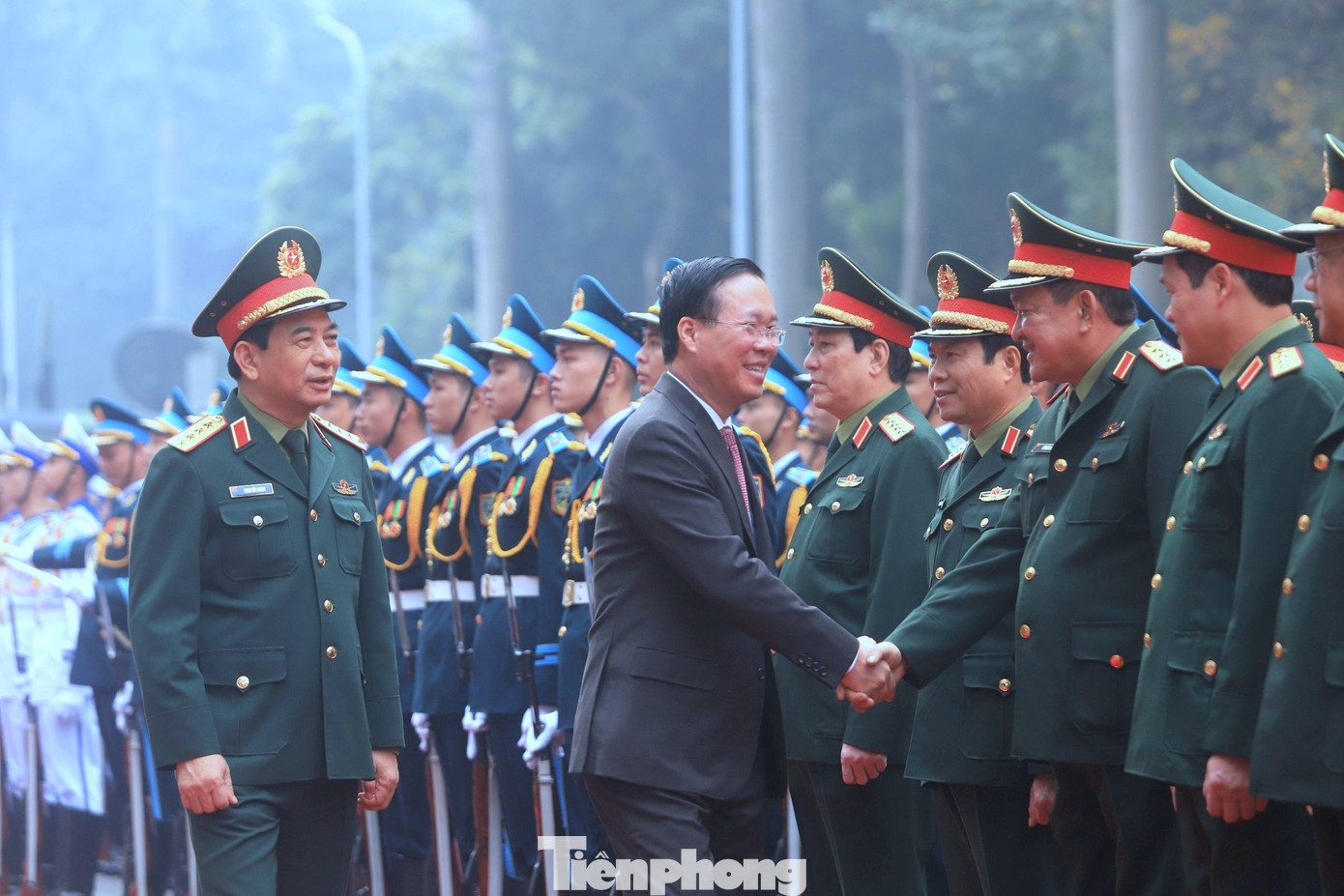 Tướng lĩnh Quân đội đón Chủ tịch nước Võ Văn Thưởng tới dự và chỉ đạo Hội nghị Quân chính toàn quân, sáng 29/12. Tướng lĩnh Quân đội đón Chủ tịch nước Võ Văn Thưởng tới dự và chỉ đạo Hội nghị Quân chính toàn quân, sáng 29/12.