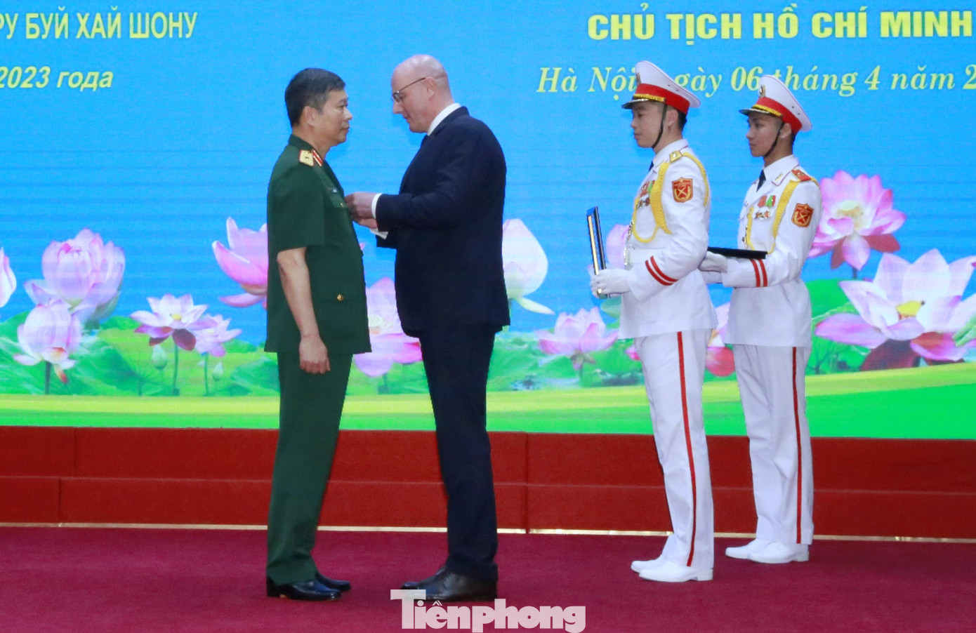 Phó Thủ tướng Liên bang Nga Dmitry Chernyshenko Dmitry Chernyshenko trao Huân chương Hữu nghị tặng Thiếu tướng Bùi Hải Sơn. Phó Thủ tướng Liên bang Nga Dmitry Chernyshenko Dmitry Chernyshenko trao Huân chương Hữu nghị tặng Thiếu tướng Bùi Hải Sơn.