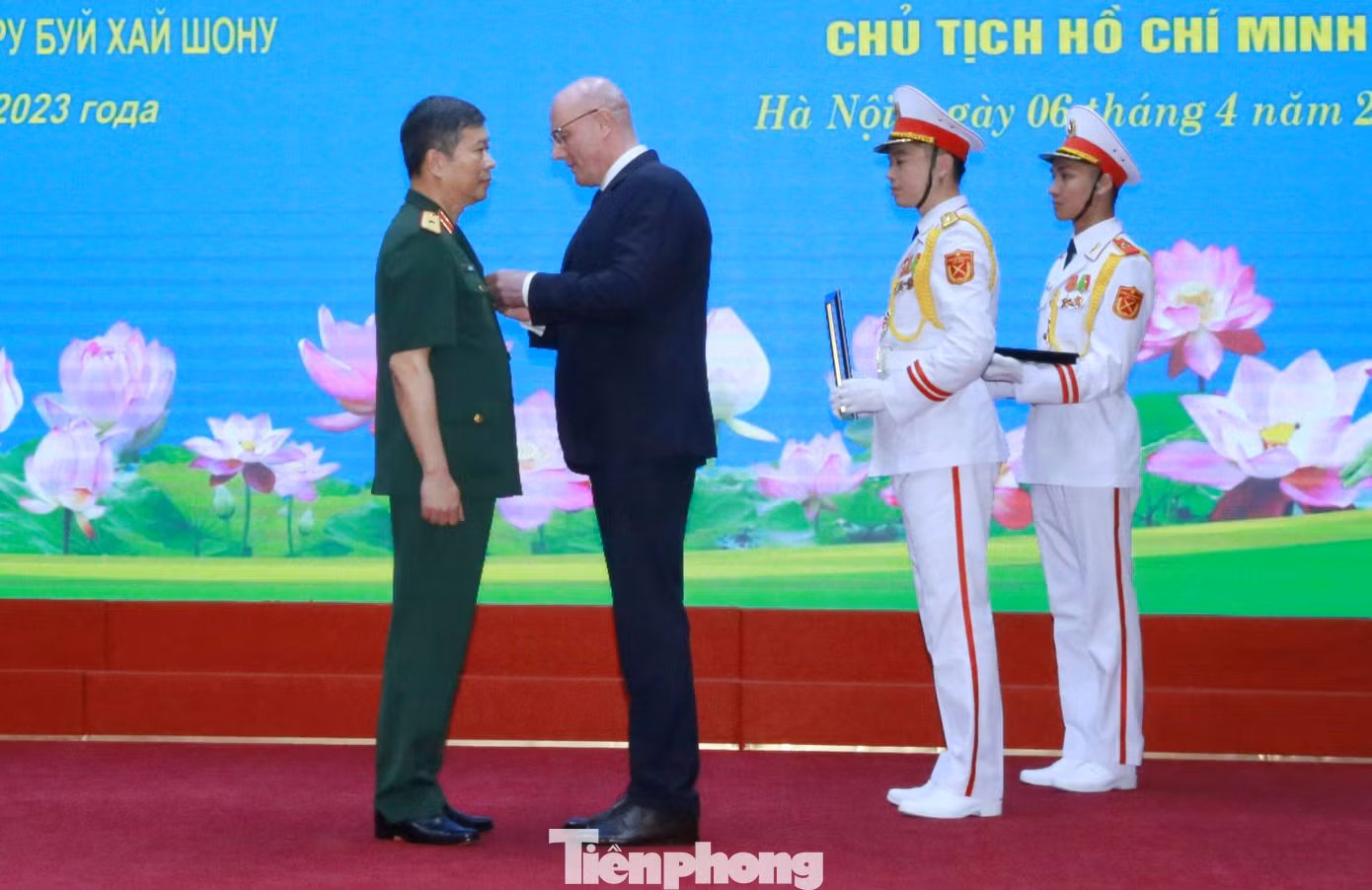 Phó Thủ tướng Liên bang Nga Dmitry Chernyshenko Dmitry Chernyshenko trao Huân chương Hữu nghị tặng Thiếu tướng Bùi Hải Sơn.