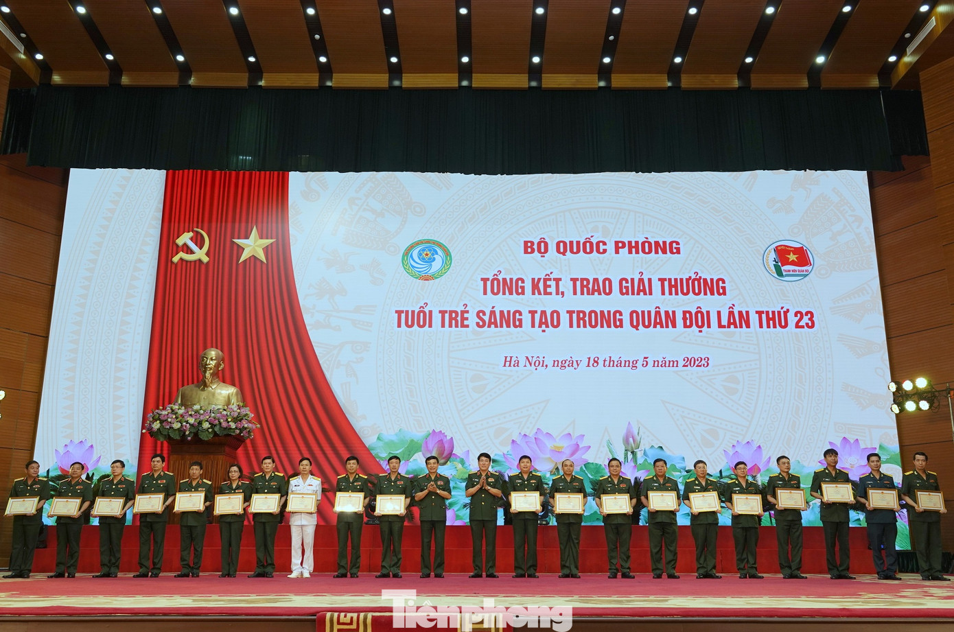 Đại tướng Phan Văn Giang - Bộ trưởng Bộ Quốc phòng và Đại tướng Lương Cường - Chủ nhiệm Tổng cục Chính trị Quân đội nhân dân Việt Nam trao Bằng khen tặng 20 tập thể xuất sắc trong tổ chức, tham gia Giải thưởng TTST trong Quân đội lần thứ 23.