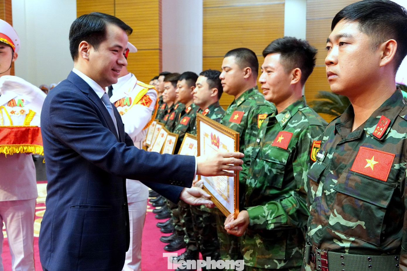 Bí thư Trung ương Đoàn Ngô Văn Cương trao Bằng khen tặng các quân nhân ưu tú Bí thư Trung ương Đoàn Ngô Văn Cương trao Bằng khen tặng các quân nhân ưu tú