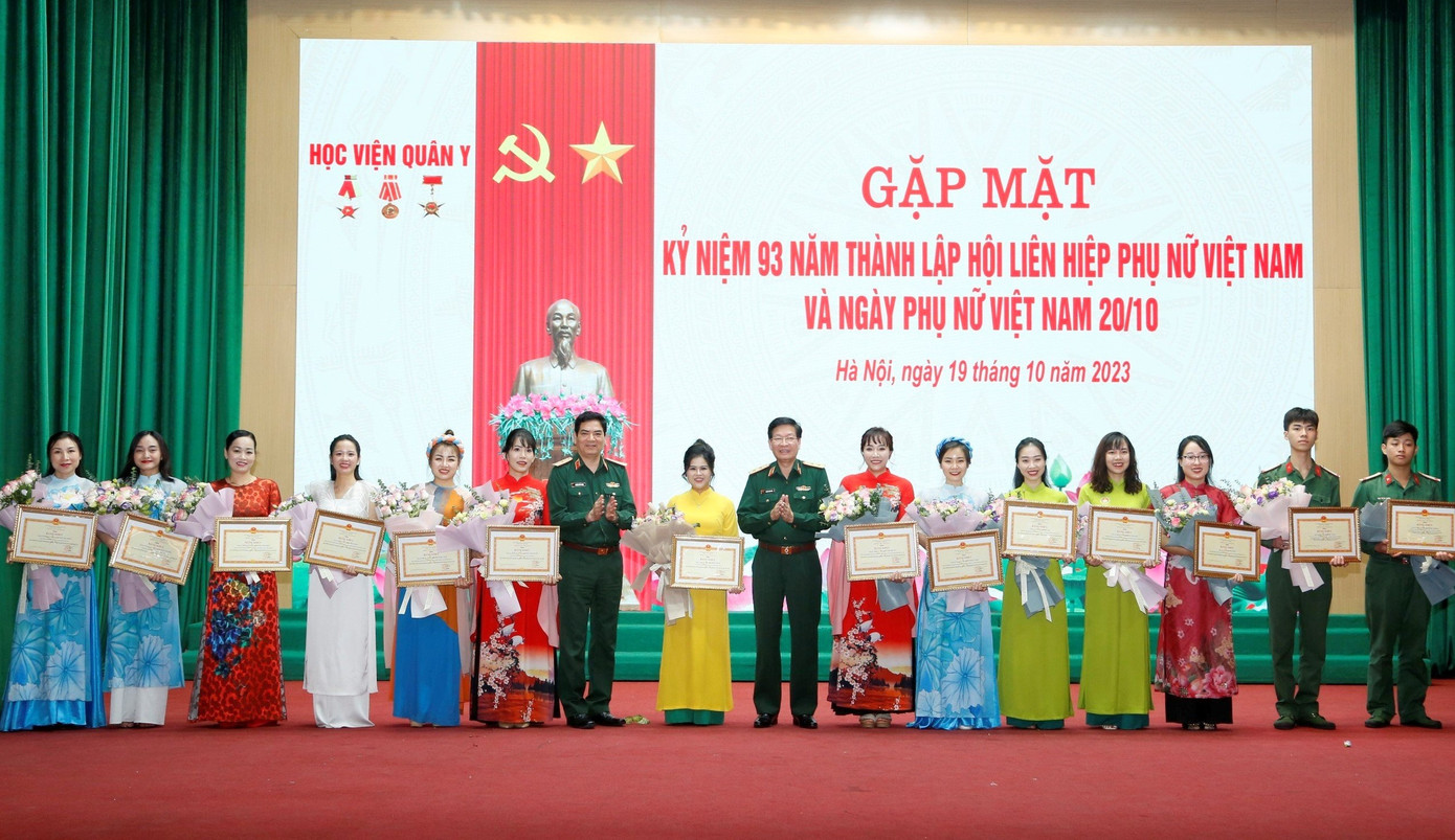 Tại chương trình, lãnh đạo Học viện Quân y đã trao Bằng khen tặng các cá nhân đạt thành tích xuất sắc trong tham gia Hội thi cán bộ Hội phụ nữ giỏi toàn quân năm 2023.