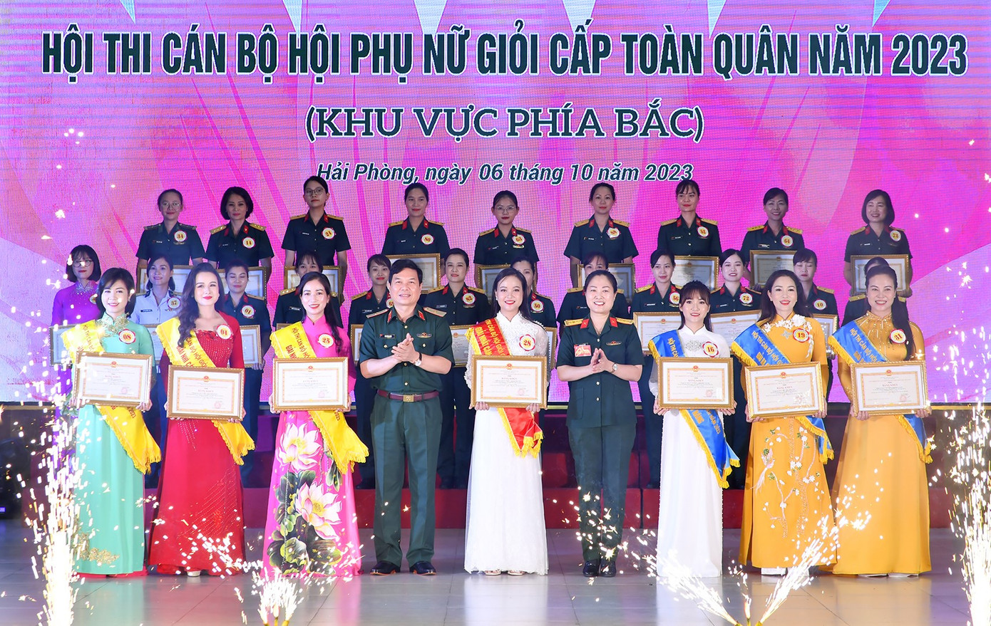 Thiếu tướng Bùi Công Chức - Phó Chính ủy Quân khu 3 và Đại tá Phùng Thị Phú -Trưởng ban Phụ nữ Quân đội, trao Bằng khen tặng các cá nhân đoạt giải Nhất, Nhì, Ba cán bộ Hội phụ nữ toàn năng cấp toàn quân năm 2023, khu vực phía Bắc (hàng đầu tiên).