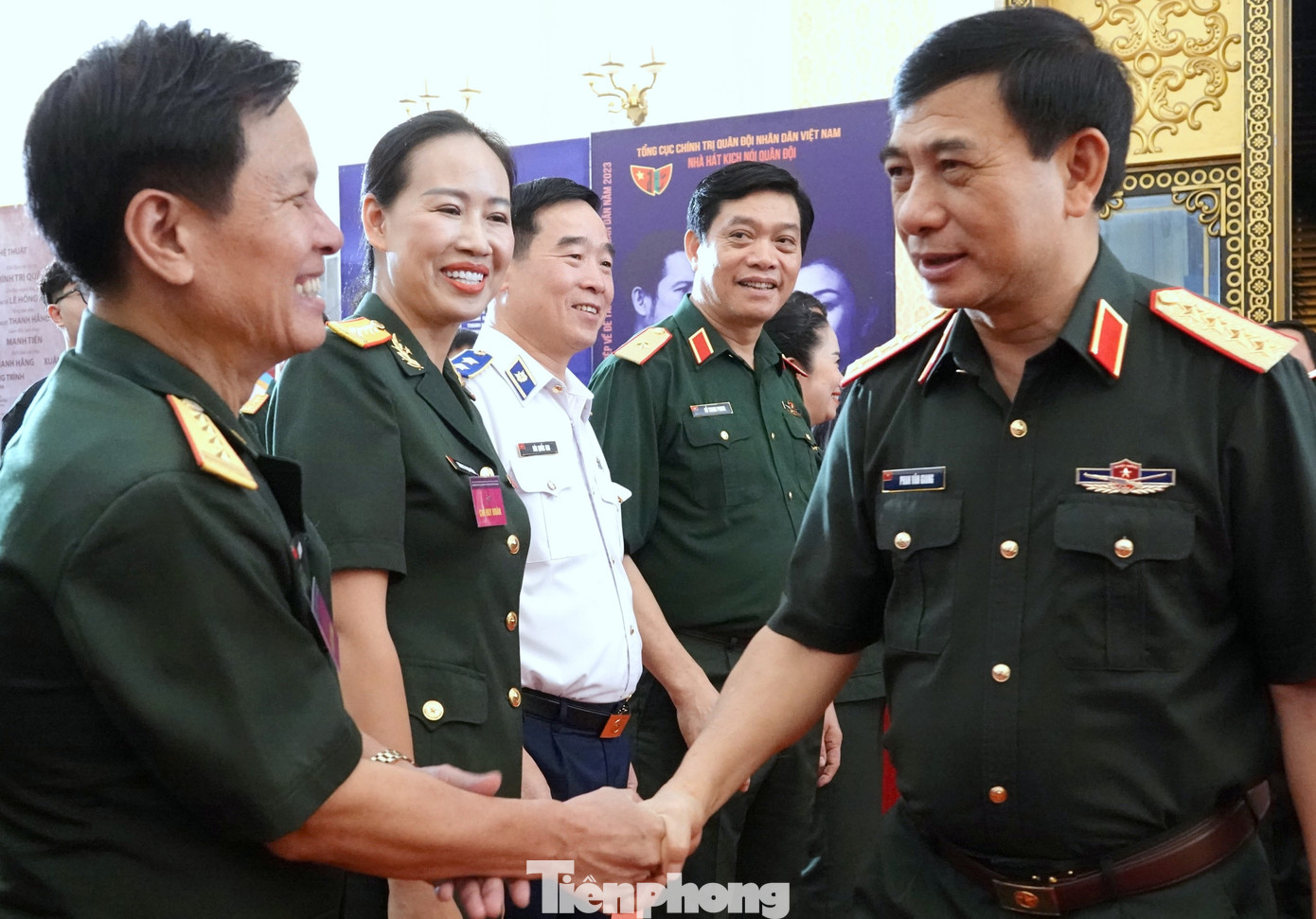 Bộ trưởng Bộ Quốc phòng Phan Văn Giang trò chuyện với các đại biểu dự lễ khai mạc. Bộ trưởng Bộ Quốc phòng Phan Văn Giang trò chuyện với các đại biểu dự lễ khai mạc.