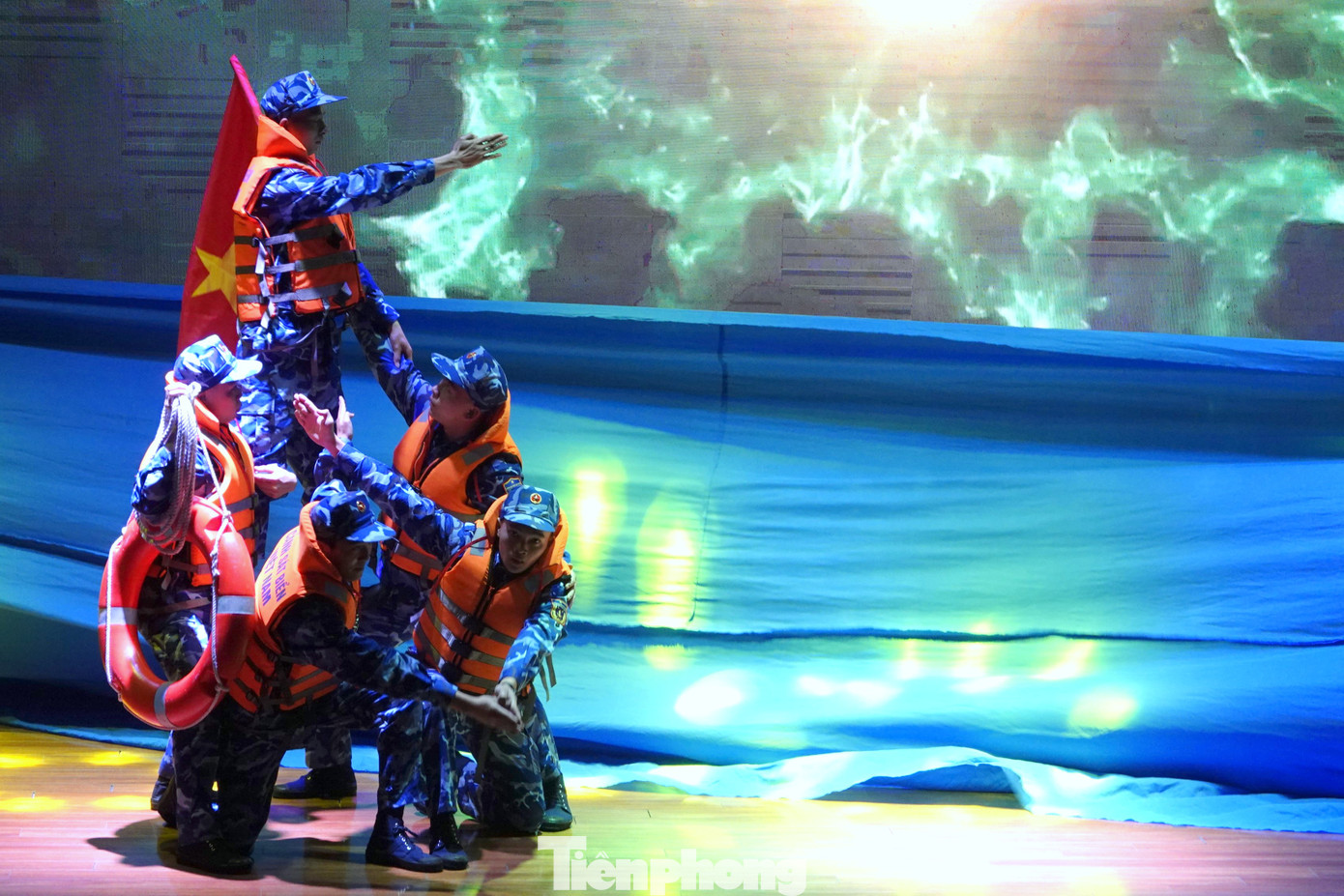 Chương trình văn nghệ đặc sắc do đoàn viên thanh niên CSB và tuổi trẻ Đại học Quốc gia Hà Nội biểu diễn. Chương trình văn nghệ đặc sắc do đoàn viên thanh niên CSB và tuổi trẻ Đại học Quốc gia Hà Nội biểu diễn.