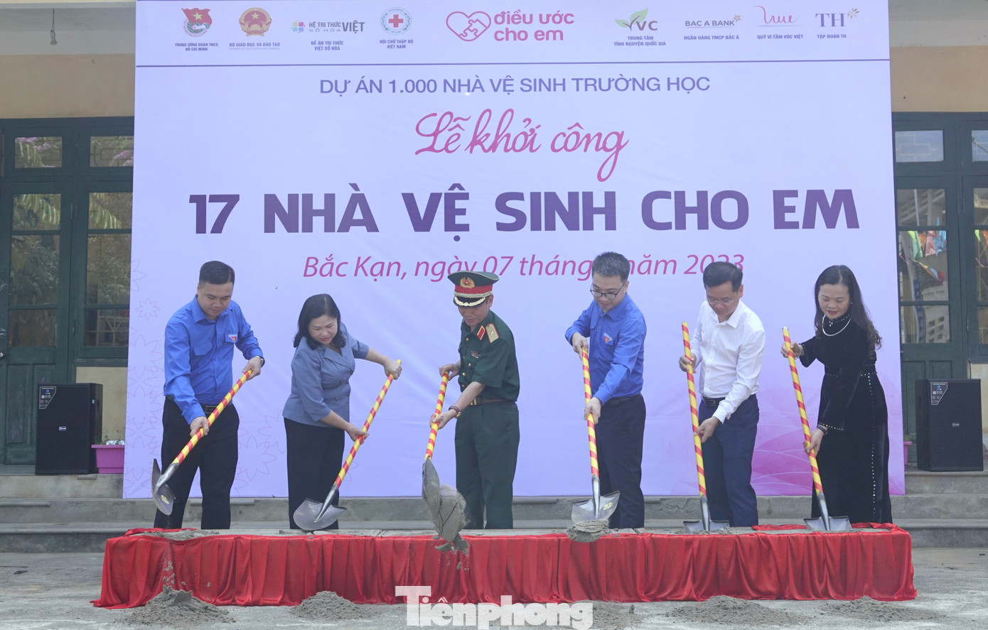 Đại biểu lãnh đạo các đơn vị khởi công xây dựng công trình &quot;Nhà vệ sinh cho em&quot;.