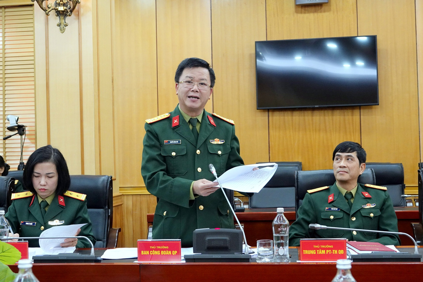 Thành viên Hội đồng bình chọn công bố kết quả bỏ phiếu bình chọn GMTTB toàn quân 2022.