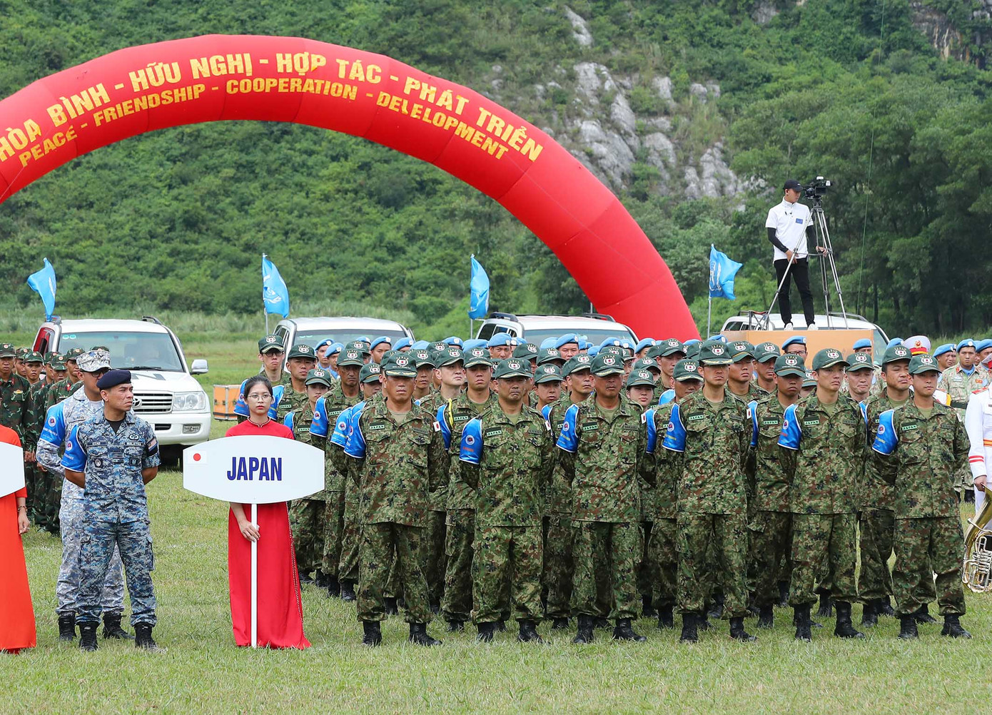 Quân nhân các nước ADMM+ tại lễ khai mạc. Quân nhân các nước ADMM+ tại lễ khai mạc.