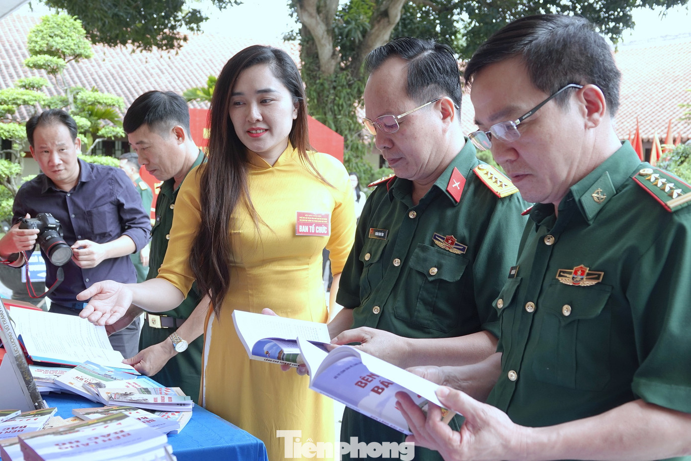 Các đại biểu tham quan khu vực trưng bày sách tại hội thảo.