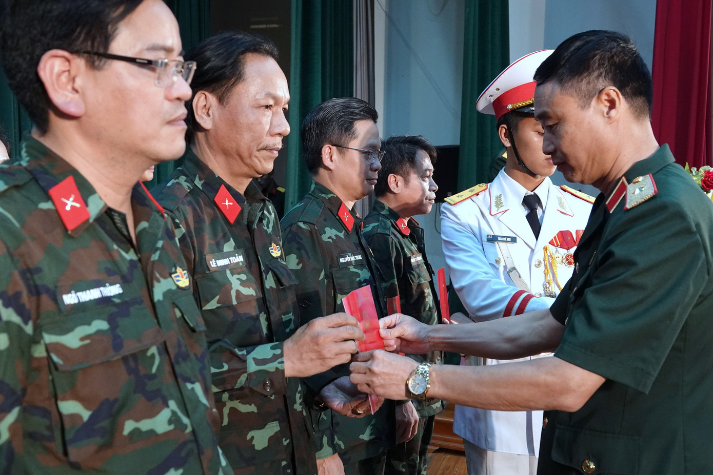 Lãnh đạo Học viện Chính trị trao chứng nhận tốt nghiệp cho các học viên Lớp bồi dưỡng kiến thức quốc phòng và an ninh đối tượng 2 - Khóa 121. Lãnh đạo Học viện Chính trị trao chứng nhận tốt nghiệp cho các học viên Lớp bồi dưỡng kiến thức quốc phòng và an ninh đối tượng 2 - Khóa 121.