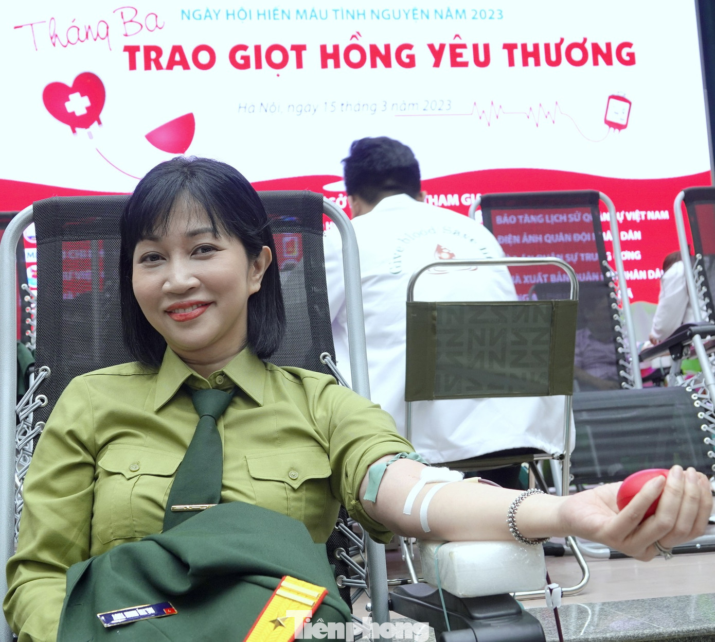 Trung tá Nguyễn Thị Minh Thủy - cán bộ Nhà xuất bản QĐND cho biết rất vui vì được chia sẻ những giọt máu yêu thương tới những người bệnh. Trung tá Nguyễn Thị Minh Thủy - cán bộ Nhà xuất bản QĐND cho biết rất vui vì được chia sẻ những giọt máu yêu thương tới những người bệnh.