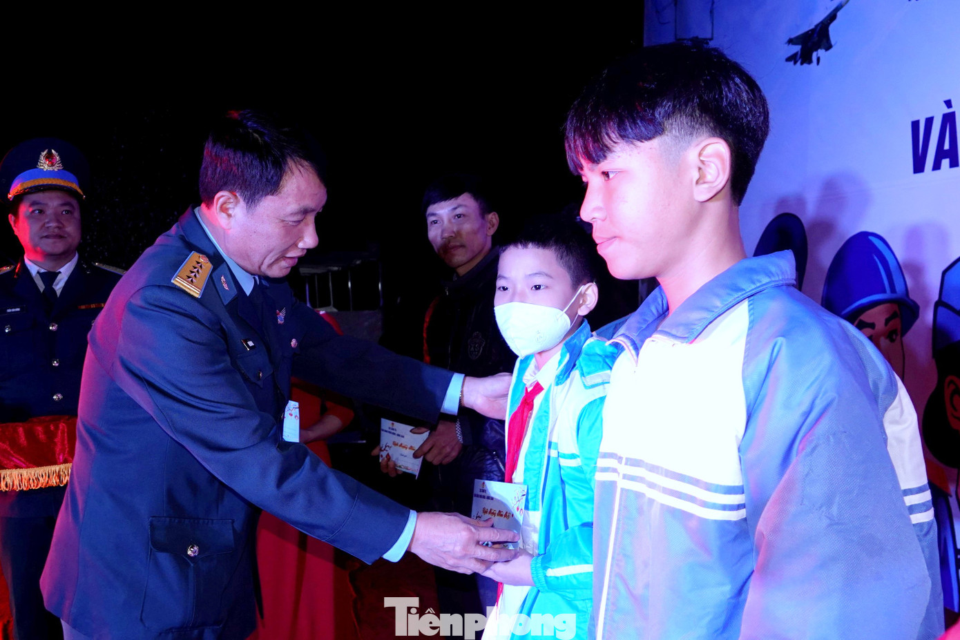 Tại chương trình, lãnh đạo Cục Chính trị Quân chủng Phòng không - Không quân và Sư đoàn 363 đã trao nhiều phần quà Tết thiết thực dành tặng các gia đình chính sách, học sinh nghèo vượt khó trên địa bàn quận Kiến An, thành phố Hải Phòng