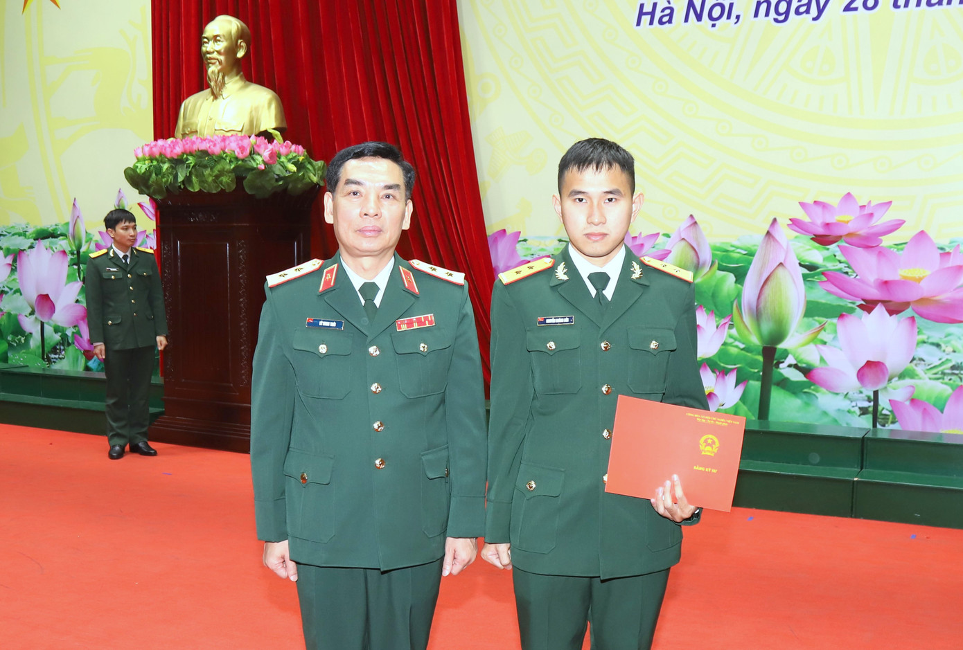 Giám đốc Học viện KTQS Lê Minh Thái trao bằng tốt nghiệp cho học viên Khóa 54.