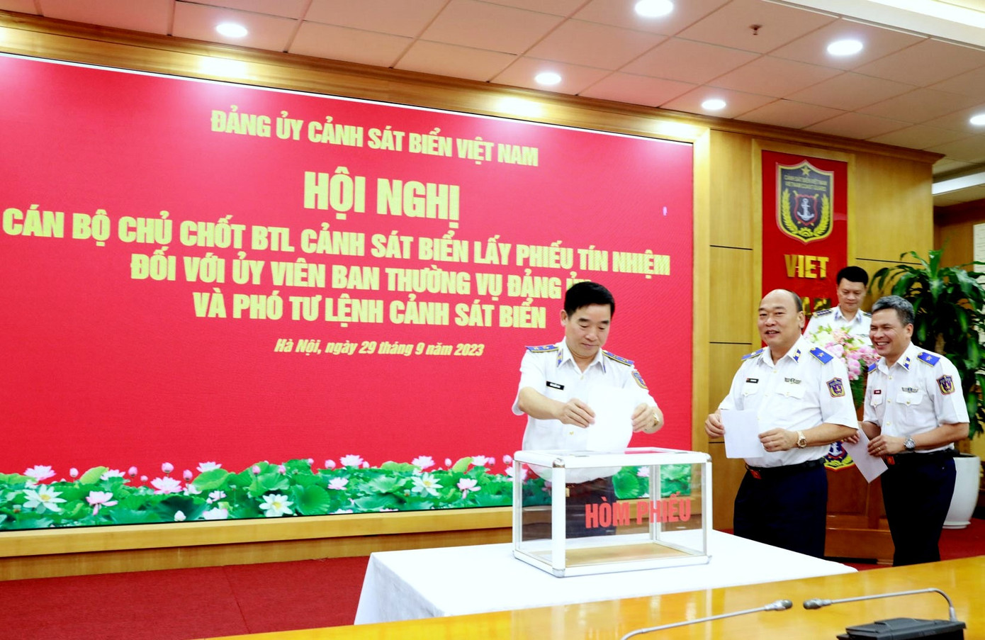 Ban Thường vụ Đảng ủy và thủ trưởng Bộ tư lệnh Cảnh sát biển bỏ phiếu tín nhiệm. Ảnh: CSBVN Ban Thường vụ Đảng ủy và thủ trưởng Bộ tư lệnh Cảnh sát biển bỏ phiếu tín nhiệm. Ảnh: CSBVN
