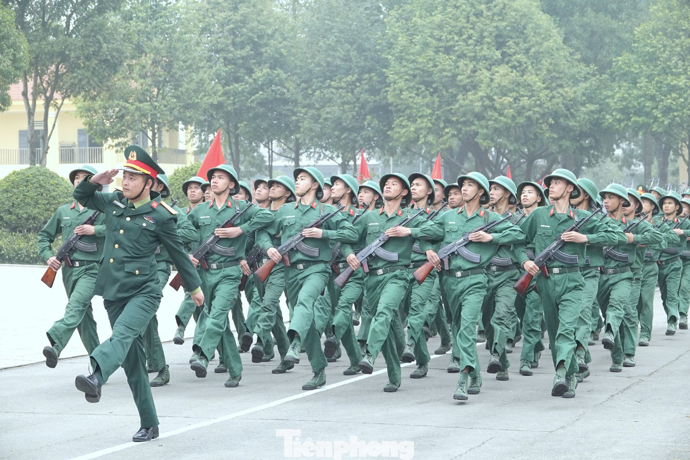 Khối cán bộ, chiến sĩ Tiểu đoàn Bộ binh cơ giới 9 duyệt đội ngũ qua lễ đài.