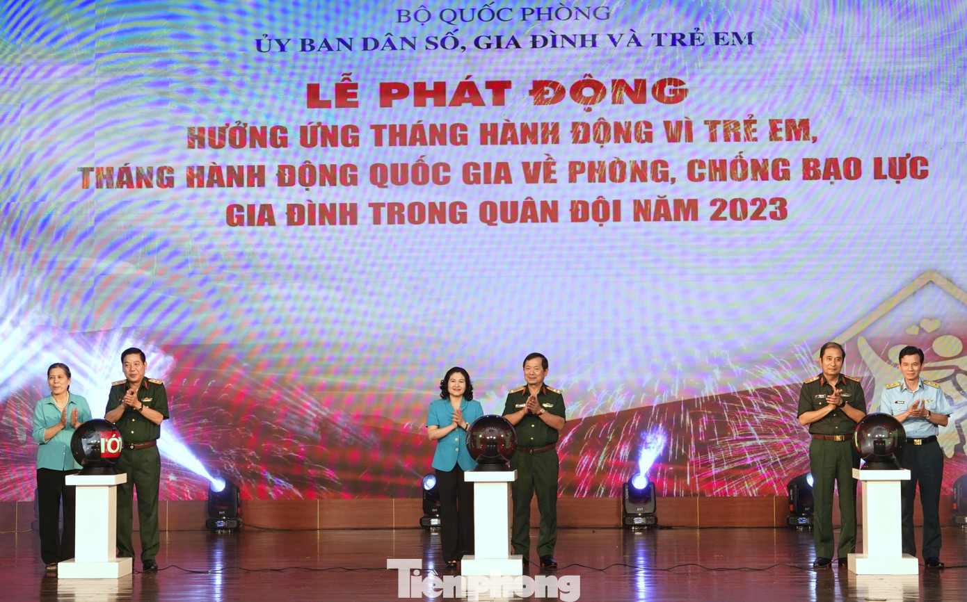 Lãnh đạo các cơ quan, đơn vị thực hiện nghi thức phát động Tháng hành động vì trẻ em và Tháng hành động quốc gia về phòng, chống bạo lực gia đình trong Quân đội năm 2023.
