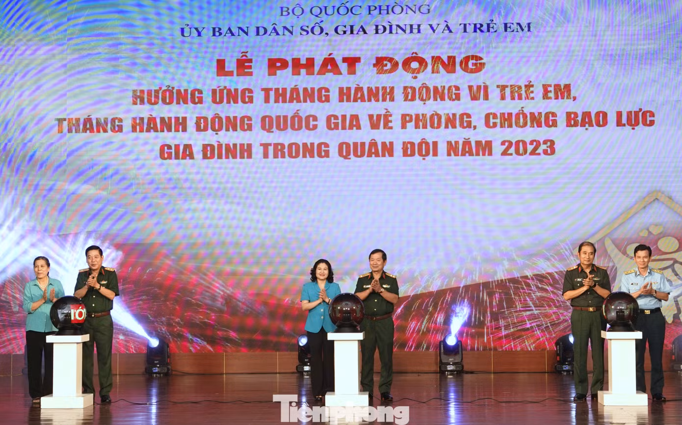 Lãnh đạo các cơ quan, đơn vị thực hiện nghi thức phát động Tháng hành động vì trẻ em và Tháng hành động quốc gia về phòng, chống bạo lực gia đình trong Quân đội năm 2023.