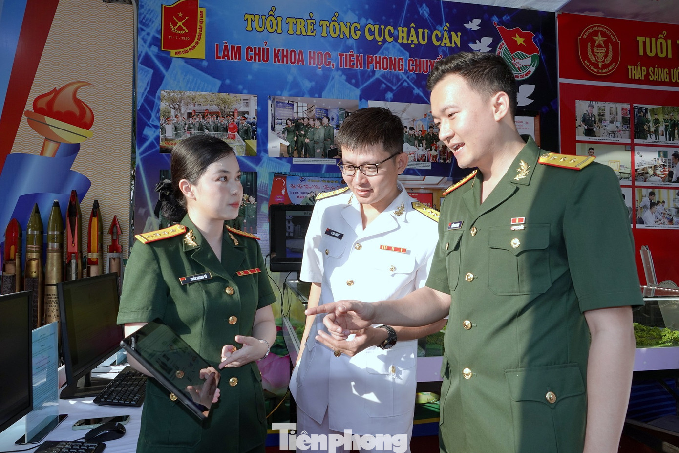 Đại úy Trần Thanh Tú (người ngoài cùng bên trái, hiện đang công tác tại Tổng cục Hậu cần) giới thiệu với hai đồng đội ở Quân chủng Hải quân và Kênh truyền hình Quốc phòng Việt Nam về sản phẩm đoạt Giải thưởng TTST trong Quân đội lần thứ 23 của chị.