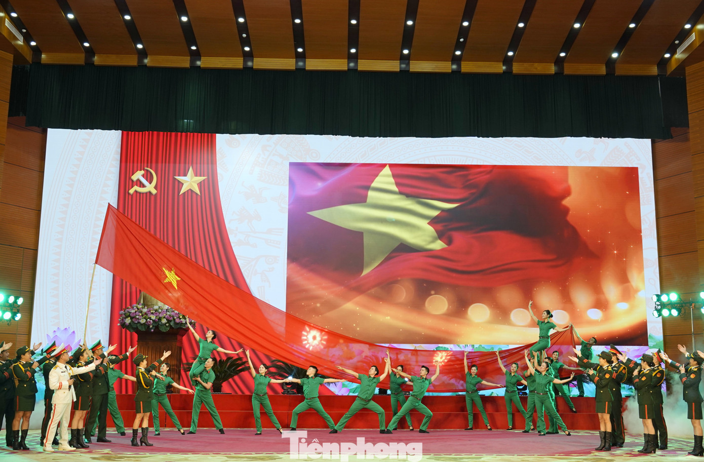 Màn hát múa “Tự hào người lính thời đại mới” do nghệ sĩ, diễn viên Nhà hát Ca múa nhạc Quân đội biểu diễn tại lễ khai mạc chương trình.