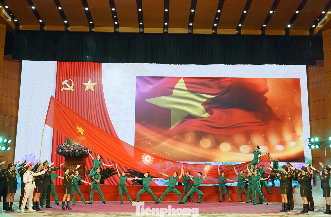 Màn hát múa “Tự hào người lính thời đại mới” do nghệ sĩ, diễn viên Nhà hát Ca múa nhạc Quân đội biểu diễn tại lễ khai mạc chương trình.